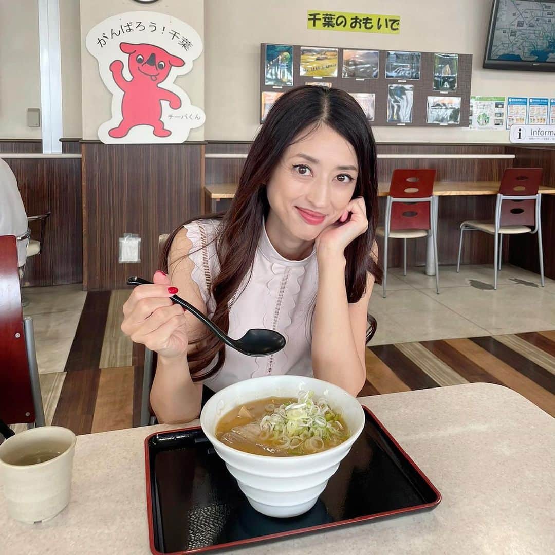 小沢真珠のインスタグラム：「何日か前にドラマの撮影で千葉に行きました。帰りに湾岸幕張PAで食べたヤマニ味噌ラーメンがめちゃくちゃ美味しかったです。  千葉といえば、、  千葉の海女さんを演じさせて頂いた、映画『翔んで埼玉〜琵琶湖より愛をこめて〜』の関東勢のキャラクター動画も公開されてます！  11/23（木・祝）公開です♪  #翔んで埼玉 #浜野さざえ役 #千葉県人 #千葉 #ヤマニ味噌ラーメン #ヤマニ味噌 #ドラマの情報はまたお知らせします♪」
