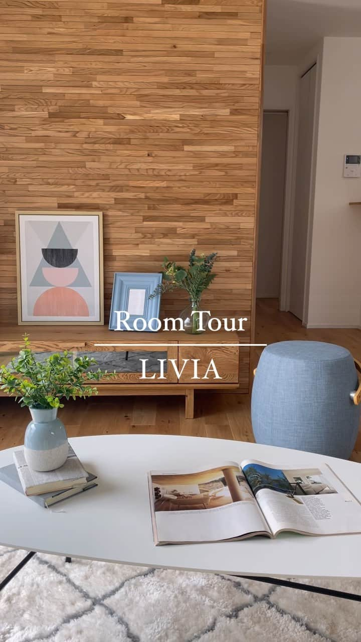 e-sumai_kyotoのインスタグラム：「- Room Tour -  ダイニングとリビングを見渡せる位置にキッチンを設けました。料理をしながら会話を楽しんだり、子どもの勉強を見たりすることができます。毎日のように立つキッチンだからこそ、使い勝手や動線、デザインにもこだわりました。 リビングの一角にはウッドパネルを貼り、目線を集めるフォーカスポイントとしました。木のナチュラルな風合いが空間に彩りを与えてくれます。  -----------------------------------  ｜10月新築完成見学会 ご予約受付中｜  ⚪︎日時：10/14sat-15snn ⚪︎場所：京都市東山区  お電話またはHPよりご予約いただけます。 TEL：0120-15-1401  -----------------------------------  #リビア一級建築士事務所 #LIVIAArchitecturalDesign #LIVIA #イー住まい #京都市 #工務店 #注文住宅 #高性能住宅 #高気密  #高断熱 #自然素材 #家づくり #新築 #リノベーション #リフォーム #余白のある暮らし #新築完成見学会 #ルームツアー」