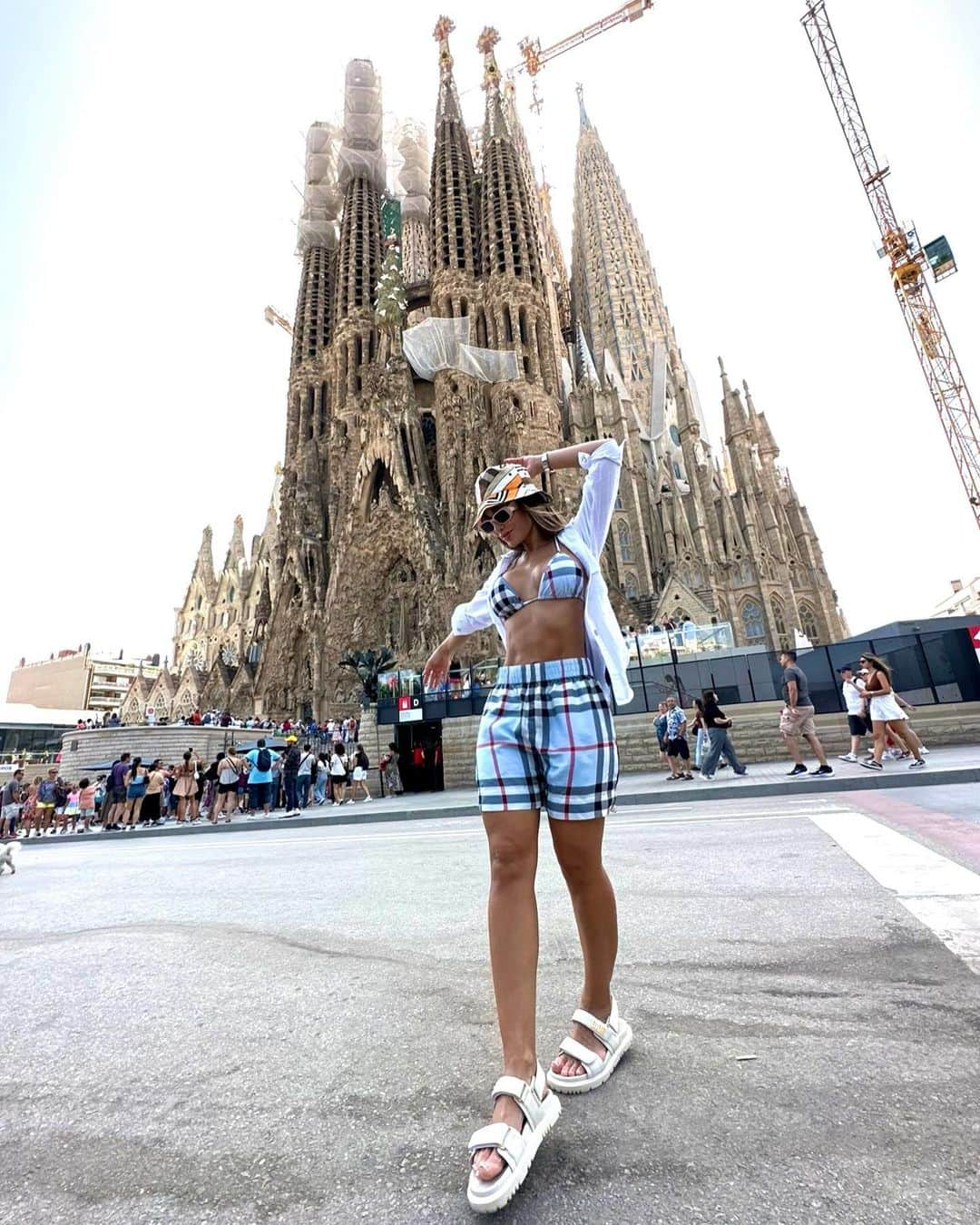 KaThE ArOcAのインスタグラム：「Modo: turista 😎 Gracias vida por darle gusto a esta alma aventurera 🙌🏻  #sagradafamilia #arcotriunfobarcelona #barceloneta #friends #barcelona #españa」