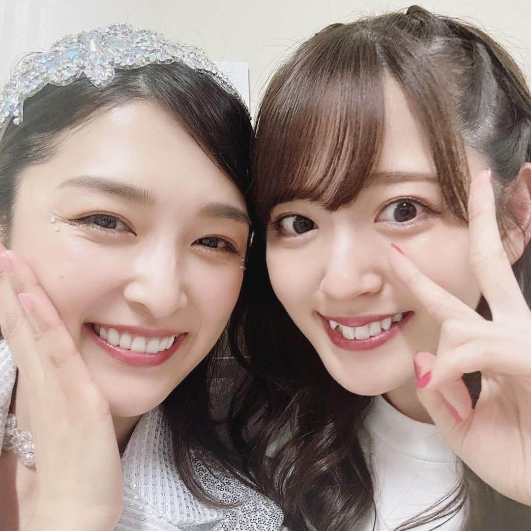 石川梨華さんのインスタグラム写真 - (石川梨華Instagram)「鈴木愛理💓  あいりからリップもらった😍 ずっと欲しかったの🫶 05シナモンチャイ塗ってみたよ！ 普段ピンクばっかりだから新鮮✌️  LIVEで久しぶりに会ったけど あいりの活躍はずっとみてたから会えて嬉しかったんだ💓 そしてごはん行きたいですって言ってくれて 更に嬉しかった😍  幅広く活躍する彼女をこれからもめっちゃ応援する❗️  こんこんとのスリーショットと のんとのスリーショットも載せるね💓  #石川梨華 #モーニング娘og #ハロプロ25周年 #鈴木愛理 #可愛い後輩 #自慢の後輩」9月13日 9時48分 - rika_ishikawa_official