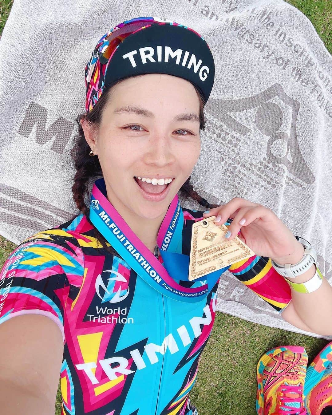 水越結花のインスタグラム：「🏅 富士山トライアスロン2023  Finish Time : 3:05:54 Swim 1.5km 39:15  T1 （だいたい4分）🏊‍♀️→🚴‍♀️ Bike  43km 1:30:02 T2 （だいたい2分）🚴‍♀️→🏃‍♀️ Run 10km  56:37  女子総合 38位/88人中 エイジ9位/17人中  自己ベスト更新でございます🏆✨ スイムは、やばい！わたし泳げてる！と大興奮。 バイクは、くねくねコース捌きに燃える🔥 ランは、ave 5:30で攻めーっ！！！ まだまだのびしろ発見できて 次に繋がるレースになりました💗  そして何よりたくさん 大好きなみんなに会えて🌈 スライドで応援し合うこともできて 初めましての出会いもあって 嬉しい楽しい時間になりました♩  99Tリレー🏃‍♀️ラン担当でございます！ので 2023🐯シーズンは一旦終了🌈 来年は宮古島に出たいなぁとわくわく中です♩」