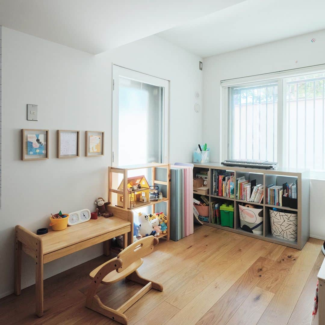 無印良品の家さんのインスタグラム写真 - (無印良品の家Instagram)「【住まいの実例】  ※右上のブックマークのアイコンをタップすると保存できます。  東京都調布「MUJI INFILL０」 ・築年数：2006年 ・リノベーション完成年月：2022年2月 ・面積：87.25m² ・ご家族構成：ご夫婦＋お子さま＋猫  東京都調布市のマンションにあるTさんご家族のお宅は、「MUJI INFILL 0」によってリノベーションされた住まい。広々とした室内は白を基調としており、明るい雰囲気で統一されています。  Tさんご一家は、ご夫妻とお子さま、そして2匹の愛猫たち。新しい住まいで暮らし始めて、約1年が経ちました。  住まいづくりは「開放感があり、明るい住まいに」という基本のコンセプトをベースに、ディテールを決めていくという方針で進めました。  「子どもが生まれて間もなかったこともあり、時間の制約がある中での作業でした。だから、ある程度セレクトされた中で仕様を決められるところが助かりました。その分、時間と手間を間取りに集中することができましたから。無印良品らしい飽きのこないデザインで統一されているところも良かったですね」  そう口を揃えるご夫妻。家事などの動線を確保しつつ、リビングダイニングにキッチン、寝室などに加え、3人それぞれのスペースを設けました。  随所にそれまでの生活で得たアイデアも盛り込みました。  「洗濯をスムーズにできたらな、と考えていたので、サニタリーの洗濯機の横に洗濯物を干せるスペースと、そのまま畳めるカウンターを設けました」（奥さま）  「どうしても『物』は増えるのですが、できるだけすっきりとした室内にしたいと思ったので、収納などをうまく使って、隠すことを意識しました」（ご主人）  2023.9.12公開住まいの実例『ディテールにまでよく気を配っていることが、時間を経てはっきりしてくる住まいです』より  詳しくはプロフィールハイライトか、「無印良品のリノベーション」webサイトをご覧ください。  @mujihouse  #無印良品の家 #無印良品のリノベーション #無印良品 #リノベーション #中古マンション #中古マンションリノベーション #リノベーションマンション #muji #mujihouse #MUJIINFILL0 #おうちづくり #施工事例集 #マンションリノベーション #リビングインテリア #リビングダイニング #キッズスペース #開放感 #開放感のある家 #リビングテーブル #キッチン収納 #キッチンインテリア #リビングダイニング #洗濯 #洗面所 #家事動線 #家事動線の良い間取り #猫と暮らす家 #愛猫家」9月13日 10時00分 - mujihouse