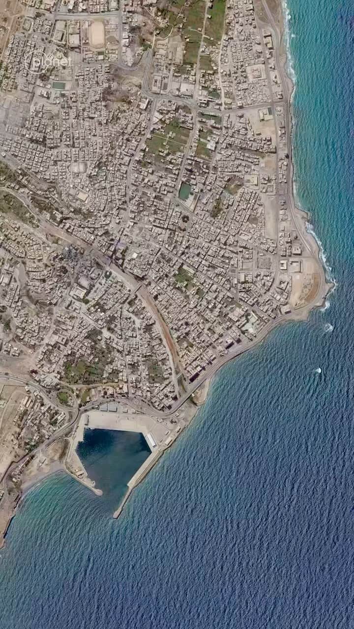 Daily Overviewのインスタグラム：「DERNA, LIBYA FLOODING  The city of Derna, Libya was destroyed by catastrophic flooding today, following heavy rains from Storm Daniel that made landfall there on Sunday. Rushing water from higher elevations broke through two dams before descending on the city, where it washed out bridges, flooded streets, and even carried entire neighborhoods into the Mediterranean Sea. The flooding has resulted in more than 5,000 deaths so far.   Created by @dailyoverview Source imagery @planetlabs」