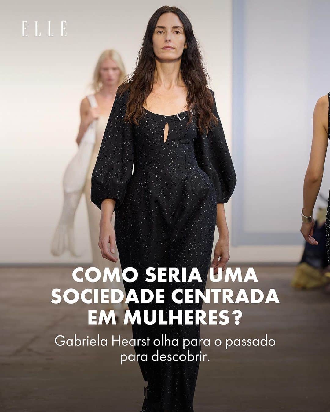 ELLE Brasilのインスタグラム：「O primeiro desfile de @gabrielahearst na sua marca homônima após deixar a direção criativa da @chloe foi um dos destaques da #NYFW. Para saber tudo sobre a apresentação, que teve uma inspiração um tanto… inusitada, arraste pro lado! (via @giumesquita)」