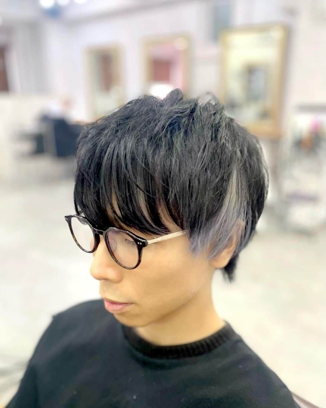 salon PRATiNO(サロンプラチノ)さんのインスタグラム写真 - (salon PRATiNO(サロンプラチノ)Instagram)「. 両サイドのみブリーチで明るくして インナーカラーを入れました！ 全体はブラックでメリハリを付けたスタイル🌞  襟足は少し残して 前髪にかけて重めなマッシュウルフで、 動きが出ていてとてもオシャレな仕上がりに◎  . . . #hair#pratino#clavis#ハイトーン#韓国ヘア#デジパ#縮毛矯正#名古屋美容院#栄美容院#ショートカット#ウルフカット#透明感カラー#クラビス#酸熱トリートメント#ダメージ毛#ヘアサロン#女性スタッフのみ#ボヤージュコスメ #白髪染め#ペールカラー#エクステ#シールエクステ#ヘアメ#アイブロウ#メンズアイブロウ#メイク#ファイバープレックス」9月13日 9時57分 - clavis_pratino