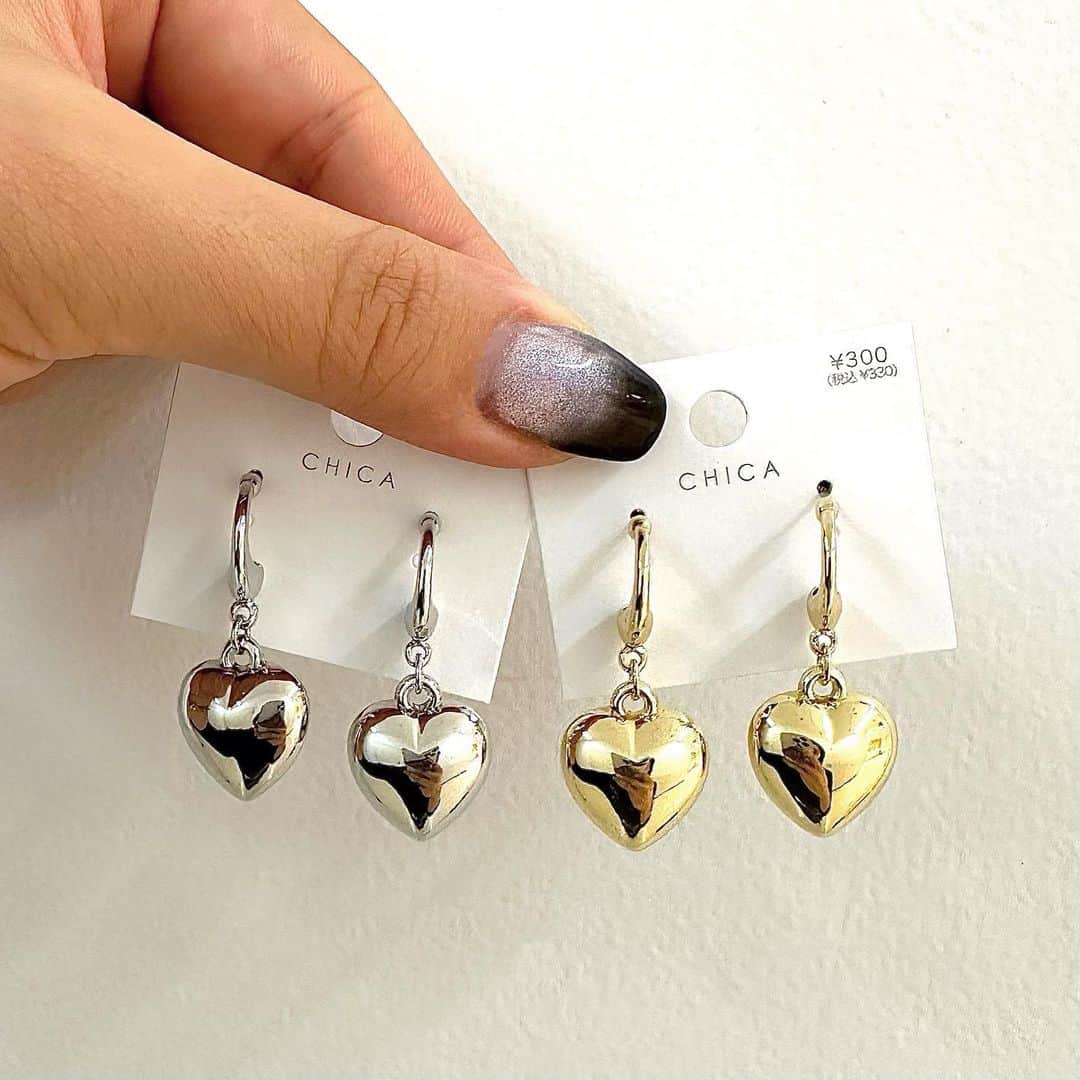 3COINS lN LUMINEのインスタグラム：「こんにちは！  3COINSルミネ大宮店です ♪  アクセサリーの新商品が入荷致しました🤍  ☑︎ ハートメタルハーフピアス  ( col : SV / GD )  アクセサリー各種 ¥300(税込¥330)  他にも新商品多数入荷致しております🎀  ぜひこの機会にご覧ください！  ご来店お待ちしております🛍  店舗により入荷日・在庫状況が異なります。 お気軽にお近くの店舗までお問い合わせください。 ※3COINS＋plus那覇メインプレイス店 3COINS＋plus沖縄パルコシティ店 3COINS＋plusイオンモール沖縄ライカム店は、木曜日発売です。  #3COINS#3COINS新商品#スリコ #スリコ新商品 #アクセサリー販売 #ルミネ大宮」