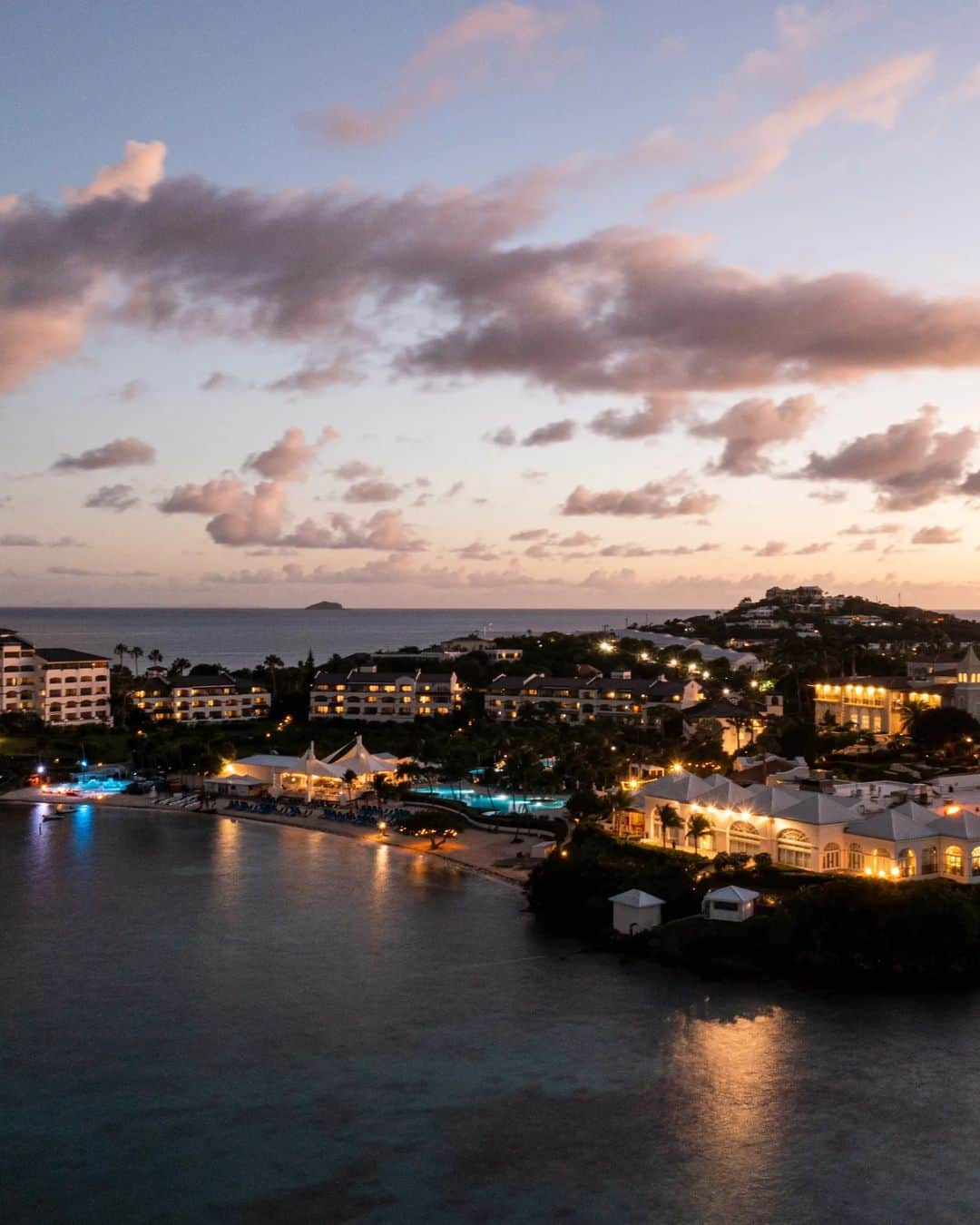 リッツ・カールトンさんのインスタグラム写真 - (リッツ・カールトンInstagram)「Soak up the ambience of evening tides and twilight glow at The Ritz-Carlton, #StThomas.」9月13日 10時04分 - ritzcarlton