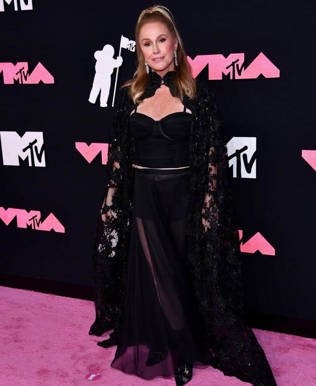 アリス+オリビアのインスタグラム：「G.O.A.T. !!! Queen Kathy in AO 🔥🔥🔥 lace cape ruched bustier tulle pleat skirt」