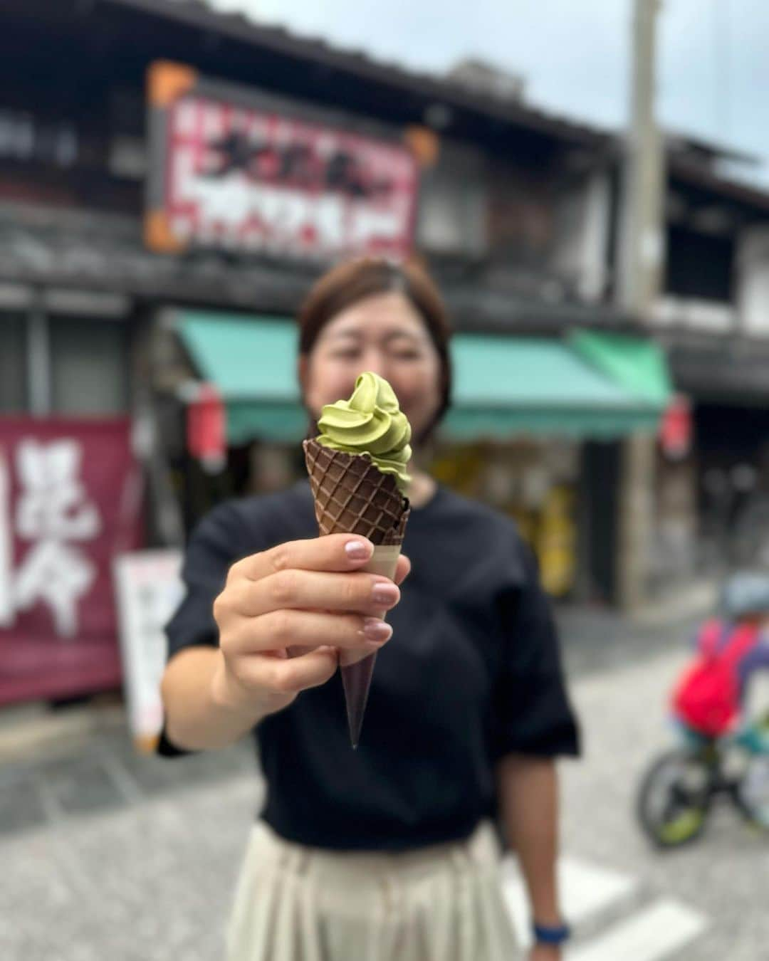 大友愛さんのインスタグラム写真 - (大友愛Instagram)「「えりかと濃い抹茶🍦とわたし。」  通常サイズです😎  え？ 知ってるよね！ 私達が持つと全てミニマムに見える事🤫  #buddy #えりかをポートレートの私   in.長浜  @erika_araki_official」9月13日 10時06分 - ai_dayooon