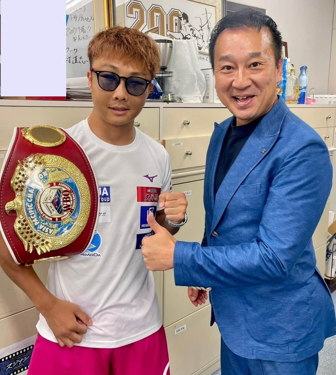 CBCテレビ アナウンス部のインスタグラム：「新チャンピオンが来社してくださいました! 🥊日本初親子二代世界王者を目指す、#プロボクシング  #WBO アジアパシフィック フライ級王座 畑中建人選手。奥さまと三ヶ月の娘さんと。畑中清詞会長の引率で！夢の先をまた実況させてください🥊 #CBC #宮部和裕」