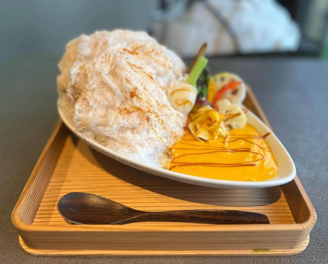 原田麻子のインスタグラム：「南瓜と季節野菜 カレースタイル  かぼちゃソースに、 いろとりどりのグリル野菜🥦。 私はグリル野菜は単体で、 スプーン休め的に楽しみました。 去年のホットかぼちゃとはまた違ったアプローチで、 やっぱりどれもおいしい😋  #かき氷#かき氷🍧#おやつ#ごはん#sweets#shaveice#東京かき氷」