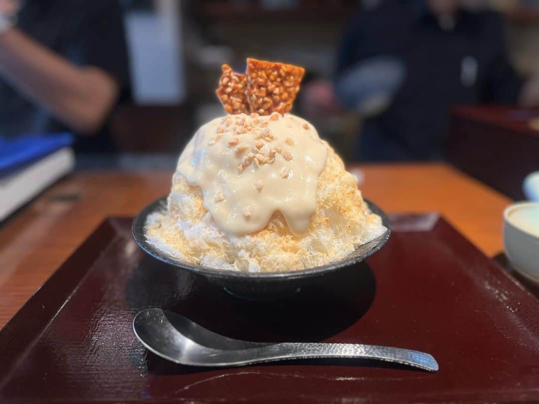 原田麻子のインスタグラム：「味噌ぴー  あまじょっぱ好きにはたまらない、 ピーナッツに味噌。組み合わせ的には定番だけど、その分安定の美味しさ。  サクサクのおせんべもおいしかった  #かき氷#かき氷🍧#おやつ#ごはん#sweets#shaveice#東京かき氷」