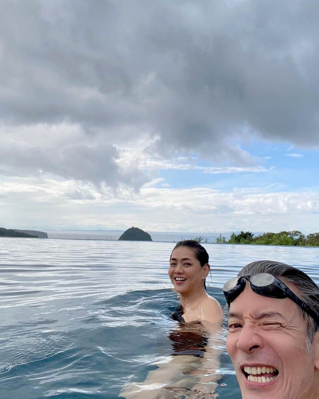 前田典子さんのインスタグラム写真 - (前田典子Instagram)「もう一回 夏を楽しんできました☀️  ボタニカルに囲まれた🌴🌴 お洒落なプールクラブ #ボタニカルプールクラブ  @botanicalpoolclub 🖤 クラブミュージックがずっと流れていました🎶 全長40mのインフィニティプールとサークルプール　 ここはどこ？まるで海外の島みたい🌴な異空間です❣️  朝から夫婦でゴルフをしてからの〜　⛳️ チェックイン アフターゴルフに プールに入るのをめちゃ楽しみにしてきました❣️ #最高〜😆🌴👙 #サウナで整えて  プール入って プールサイドでチル〜🌴 夕方からなので日差しも柔らかい #美白より遊びが勝る😅  モノトーンとセメントとボタニカル🌴🖤　 モダンでカッコいいプールクラブには クールなブラックの @annebra.jp の 水着が馴染みました🖤　 主人は　@aquilano_hibino  ボタニカルグリーンの海パン💚 は　@nike だそうです😊  プールやお庭の設計やデザイン素晴らしい💚🖤サボテンや植物を愛でるのもまた楽しい😍🌵　 おっきいサボテン🌵欲しくなりました  #千葉　#鋸南　#ちーばくん ❤️ #温水プール　#まるで海外 #マエノリ旅　#夫婦旅　#大人旅  #前田典子#モデル#モデル夫婦」9月13日 10時17分 - maenorichang