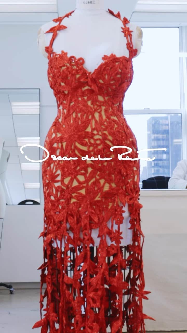 オスカーデラレンタのインスタグラム：「Discover the brilliance of @selenagomez’s #VMAs look in our New York City Atelier. Embroidered with thousands of scarlet bugle beads, the dress features a corset bodice and climbing floral fringe. #odlrredcarpet」