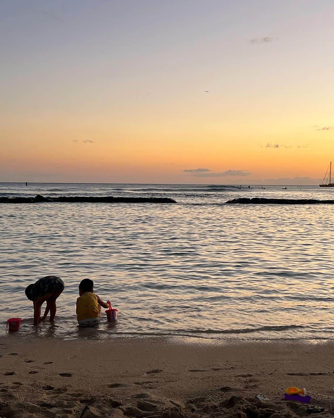 藤田志穂さんのインスタグラム写真 - (藤田志穂Instagram)「最近はすっかり陽が沈むのも早くなり、夏の終わりを感じるなぁ🥲 ・ そして 山ほどあるハワイの写真も投稿出来ずに2ヶ月近くが経ち、今年もあと3ヶ月半で終わろうとしている。。。 ・ そして あと半年が過ぎたら、いよいよ子鉄も小学生😳 ・ 最近は 子供同士の世界が出来てきているんだな〜と感じる事も多く、小学生になる楽しみよりも心配する気持ちの方が少し大きかったり😅 ・ でも 恵まれている事に、周りには先輩ママや同い年ママも多く。。。🥹 ・ 先輩ママには「なるようになるよ！」と言われ「そりゃそうだよね」と背中を押され🫶 ・ 同い年ママとは、お互いの心配を共有し合う事で、安心できたり励まし合えたり🤝 ・ 子鉄にも、こうやって寄り添ってくれる友達を沢山作って欲しい☺️🫶 ・ 1枚目：また来年、同じ場所で写真を撮って見比べてみたいな〜🥺 ・ 2枚目〜4枚目：👦「絶対にパンツ濡らさないから〜」って言ってたのに、キミ途中から完全に諦めたでしょ？って笑ったやつ😂 ・ #子連れハワイ #夏の思い出 #この2人は #親友と言うより #マブダチ #来年小学生 #信じられない #男の子育児」9月13日 10時18分 - shiho_fujita44