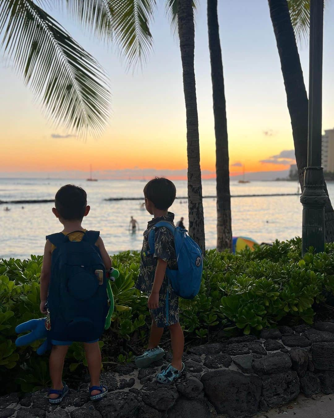 藤田志穂のインスタグラム：「最近はすっかり陽が沈むのも早くなり、夏の終わりを感じるなぁ🥲 ・ そして 山ほどあるハワイの写真も投稿出来ずに2ヶ月近くが経ち、今年もあと3ヶ月半で終わろうとしている。。。 ・ そして あと半年が過ぎたら、いよいよ子鉄も小学生😳 ・ 最近は 子供同士の世界が出来てきているんだな〜と感じる事も多く、小学生になる楽しみよりも心配する気持ちの方が少し大きかったり😅 ・ でも 恵まれている事に、周りには先輩ママや同い年ママも多く。。。🥹 ・ 先輩ママには「なるようになるよ！」と言われ「そりゃそうだよね」と背中を押され🫶 ・ 同い年ママとは、お互いの心配を共有し合う事で、安心できたり励まし合えたり🤝 ・ 子鉄にも、こうやって寄り添ってくれる友達を沢山作って欲しい☺️🫶 ・ 1枚目：また来年、同じ場所で写真を撮って見比べてみたいな〜🥺 ・ 2枚目〜4枚目：👦「絶対にパンツ濡らさないから〜」って言ってたのに、キミ途中から完全に諦めたでしょ？って笑ったやつ😂 ・ #子連れハワイ #夏の思い出 #この2人は #親友と言うより #マブダチ #来年小学生 #信じられない #男の子育児」