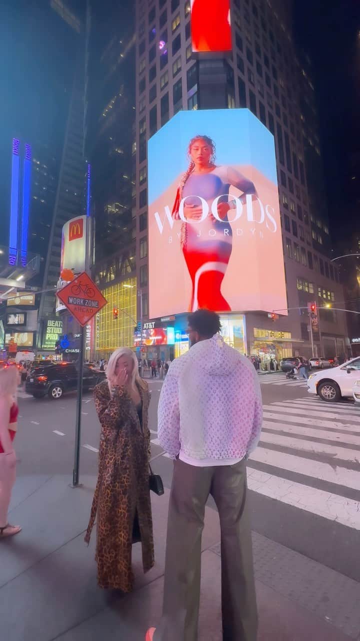 ジョーディン・ウッズのインスタグラム：「crying real tears😭 being able to honor my family name in TIMES SQUARE ARE YOU KIDDING!?!? I miss you more than ever dad, wish you could be here with us! @woodsbyjordyn is so much bigger than just a brand to me. This journey is very personal.  Thank you to my man @karltowns and my family and team for always supporting me through any and everything. TIMES SQUARE BITCHESSSSS 🍎 @woodsbyjordyn @jodiewoods @jcutie14 @elizabethwoods @jwoodzart @j.arthurfitness」
