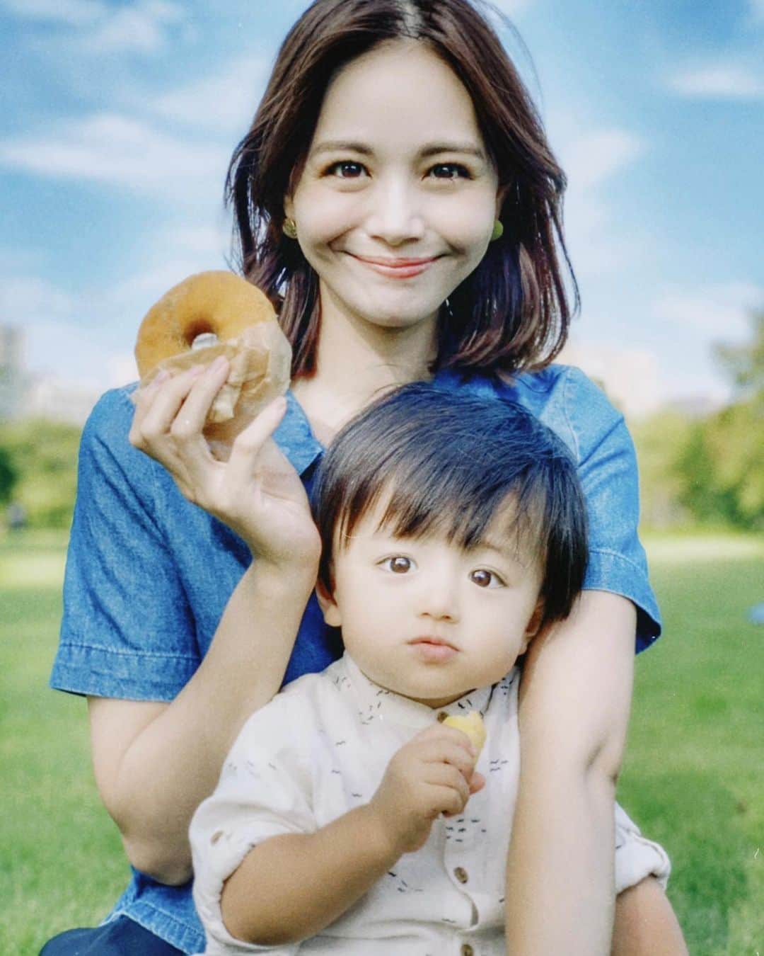 日下部ゆいこのインスタグラム：「. . 次男の今頃の長男って どんなだったっけ。 と写真を見返したら めちゃくちゃムチムチでした。 知っていたけど。 . 四枚目はもっと赤ちゃんの頃。 . . 少年になってしまったなぁ。 中身はまだまだ赤ちゃんだけどね。 . . #男の子#男の子ママ#男の子兄弟#5歳#2歳」