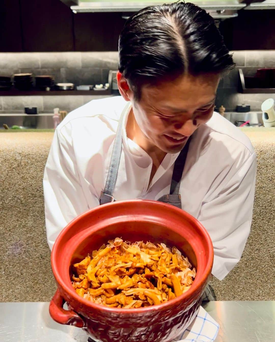 ケス Keisuiのインスタグラム：「みんな大好き @susumu0shimizu さん。 赤❤️がピンク🩷になってたよ👟👟  @denkushifloribkk は最高に美味しかった。 そしてやっぱりすっす様のお料理をする姿は、まさに Sleep No More を観ているかのようなワクワク感で、いっきに引きこまれる。  次回は12月かな☺️ 次のメニューも楽しみです🫶  #Worlds50Best #Asias50Best #50BestDiscovery #50BestTasteHunter #foodie #Foodstagram #Asia #AsiaRestaurants #Restaurants #RestaurantNews #Chef #Chefs #Gastronomy #DiningOut #FineDining #bangkok」
