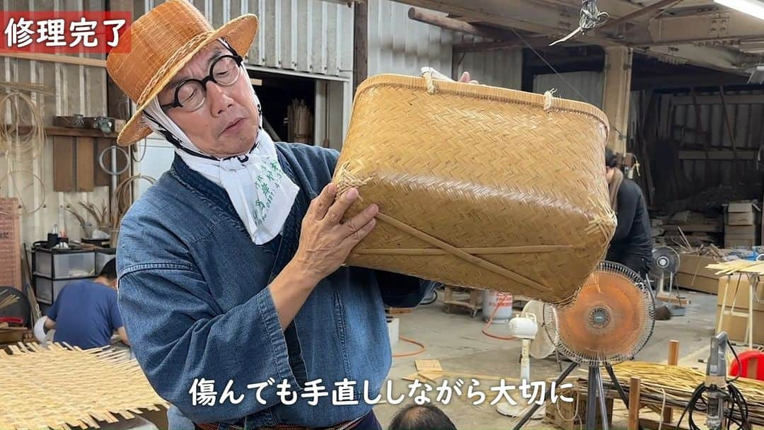 竹虎のインスタグラム：「竹籠バックの用途はお買い物用だけではありません、例えば竹虎の根曲竹お買い物かごは、元々りんご籠として農家さんでは収穫用籠として活躍している竹籠です。竹ならではのしなやかさが、りんごを傷つけることなく運べると愛用されています。 . このように竹籠バッグは、台所に置く野菜や果物の保存籠や収納籠としてもうってつけなのです。更に竹虎では、雑誌や新聞などマガジンラックとして、ペットが喜ぶ猫用の籠として、花入れやインテリアとしてなど様々な竹バッグの使い方を提案しています。 . 今回、修理させていただいた竹籠は輸入されたもので国産ではないものの、手直しすると耐久性もアップした新品同様の買い物籠になりました。 . #竹虎 #虎斑竹専門店竹虎 #山岸竹材店 #竹虎四代目 #TAKETORA #竹製品 #竹細工 #Sustainable #竹 #basket #japan #bag #bamboo #bamboocraft #輸入竹籠 #かご #かごバッグ #籠 #バスケット #エシカル #サステナブル #竹のある暮らし #手提籠 #籠 #腰籠 #サクランボ籠 #竹籠修理 #竹籠は手直ししながら長く愛用できるから素晴らしい」