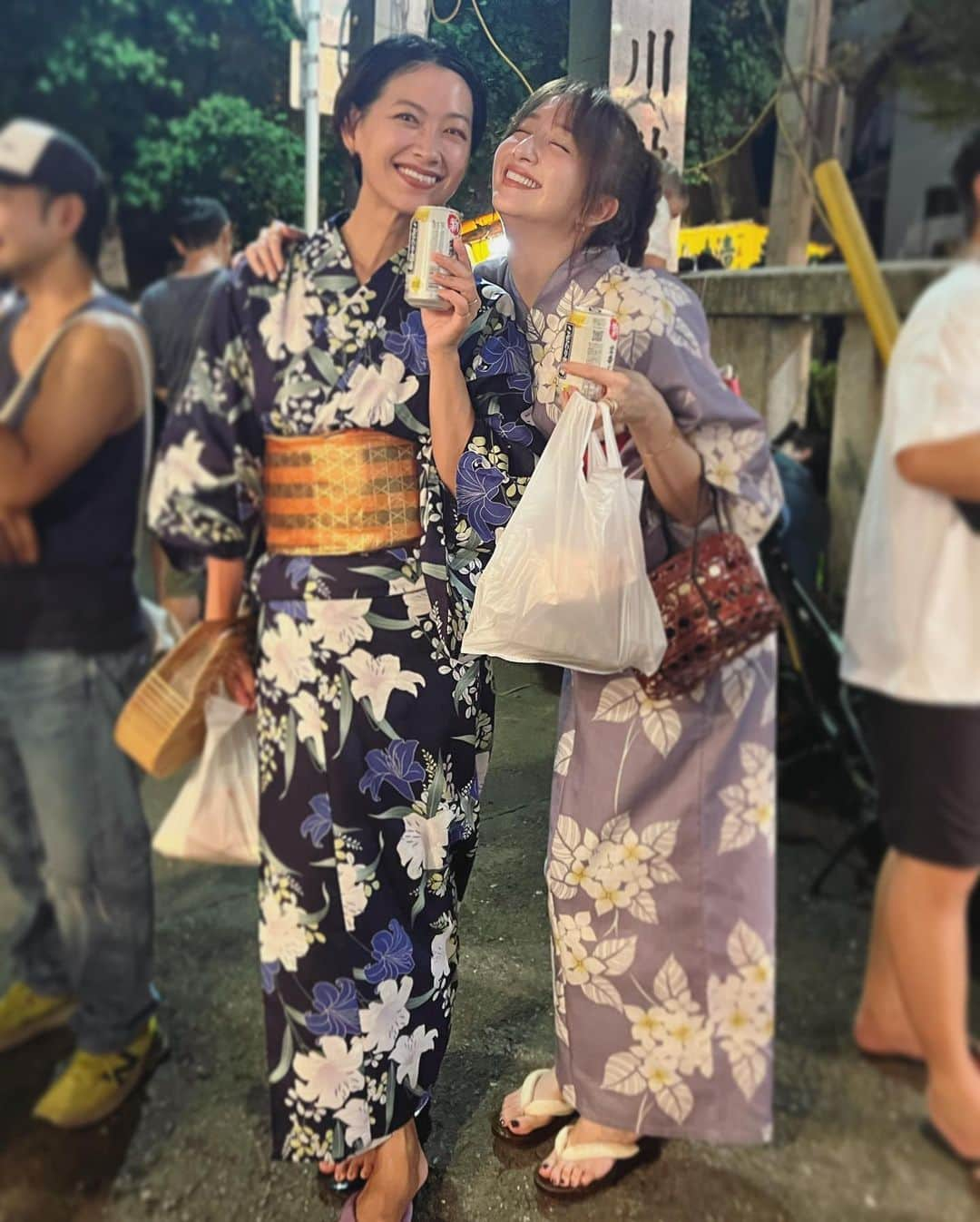 多嶋沙弥さんのインスタグラム写真 - (多嶋沙弥Instagram)「毎年夏になると何の血が騒ぐのか、 祭りハンターになる私と @shika_0225 🦌 一緒に新調した浴衣に袖を通して、 屋台を歩いてきました🥰 . 1.🦌の袋の中ではベビーカステラが焼き鳥のタレに浸って大惨事なのを、私たちはまだ知らなかった . 2.長男は友達と🎮三昧で写真ゼロ 3.4.🍧👃 5.お祭りの財布といったら巾着😊 伸ばしているけど、ショートヘアのシルエットが好きだなぁと💋 6.ロングもいいなぁ、エビフライヘア🍤🦌 7.❤️ 8.次は母と選んだ浴衣を着られるかな🥰 . 東京は晩夏？初秋？ この時期のお祭りも多いので、 活気があっても夜風が気持ち良くて足を運びたい気持ちが高まります🏮 . それでは、また次の投稿で🌺 良い一日をお過ごしください😘 . #浴衣#お祭り」9月13日 10時21分 - saya_tajima