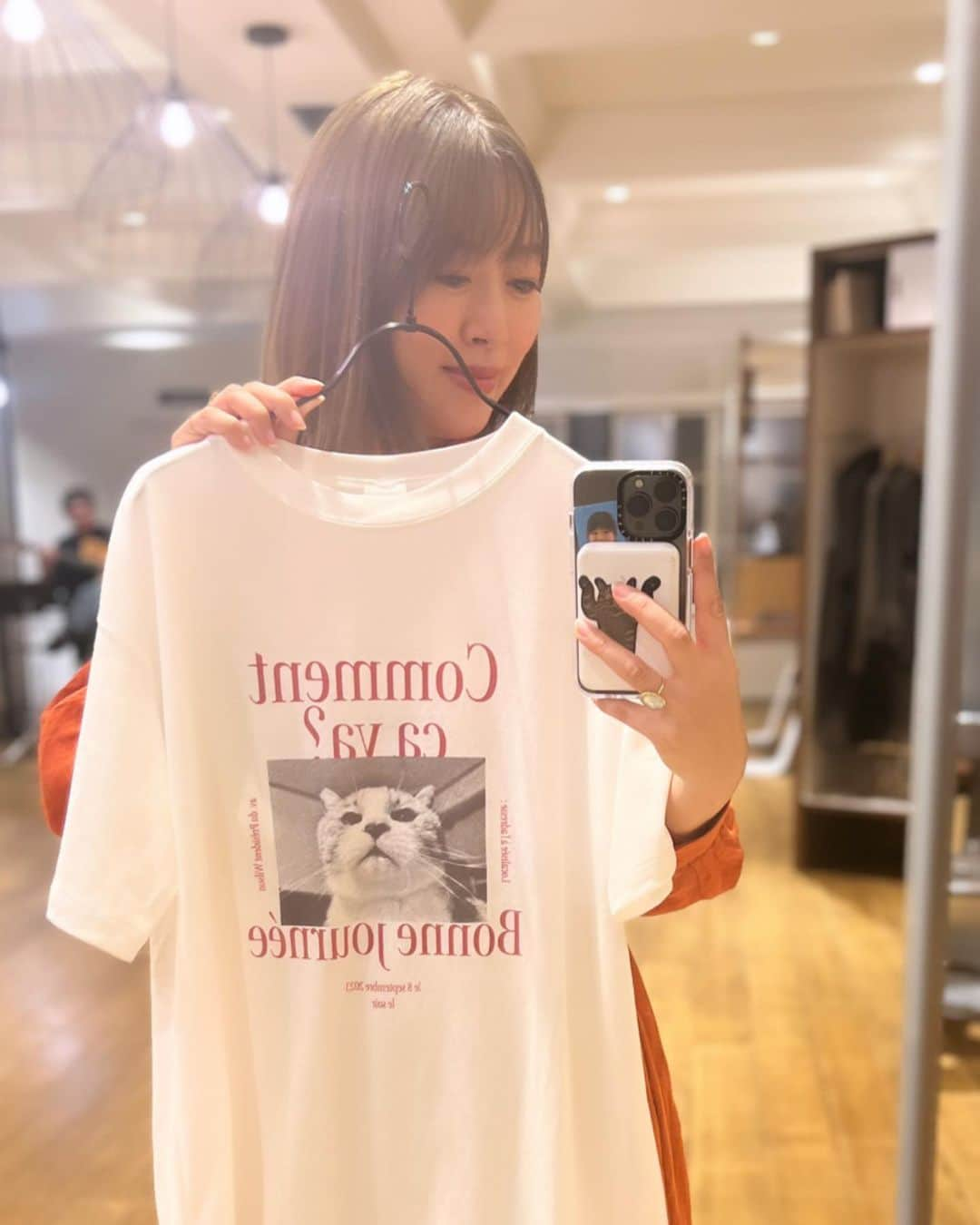 坂本美雨さんのインスタグラム写真 - (坂本美雨Instagram)「9/8/2023 Maison IENA Night Party @maison.iena.jp   伊藤ゴローさん @goro_ito と ｢Desafinado」 ｢手紙」（naomi&goro cover） ｢かぞくのうた」 ｢風の谷のナウシカ」 の4曲ご一緒しました。  ゴローさんの作るトラックが本当に好き。（動画は、本番ではやらなかったエルビスを、ほんのすこしだけ♡）  サバ美コラボTシャツとトートバッグ、写真がモノクロでわかりづらいけどサバ美ご婦人の #顎水 ダイヤモンド💎（お水を飲んだあとに顎に数滴残る現象）なのですよ… はぁかわいい。トート、ここのところ毎日使ってます。  そして @mami___hasegawa がかわいすぎて眼福…🥹 mamiちゃんをはじめ、IENAのみなさま、いい夜をありがとうございました✨  私も出演させていただく、伊藤ゴローさん率いる「ゲッツ／ジルベルト ＋60 」スペシャルライブは9/23(土)ビルボードライブ東京にて。1st 16:30と2nd19:30開演です。 ぜひっ🌝 @billboardlive_tokyo . . dress @iena_jp  PA @flysound_co.ltd  talk @makikakimoto  thank you💓」9月13日 10時21分 - miu_sakamoto