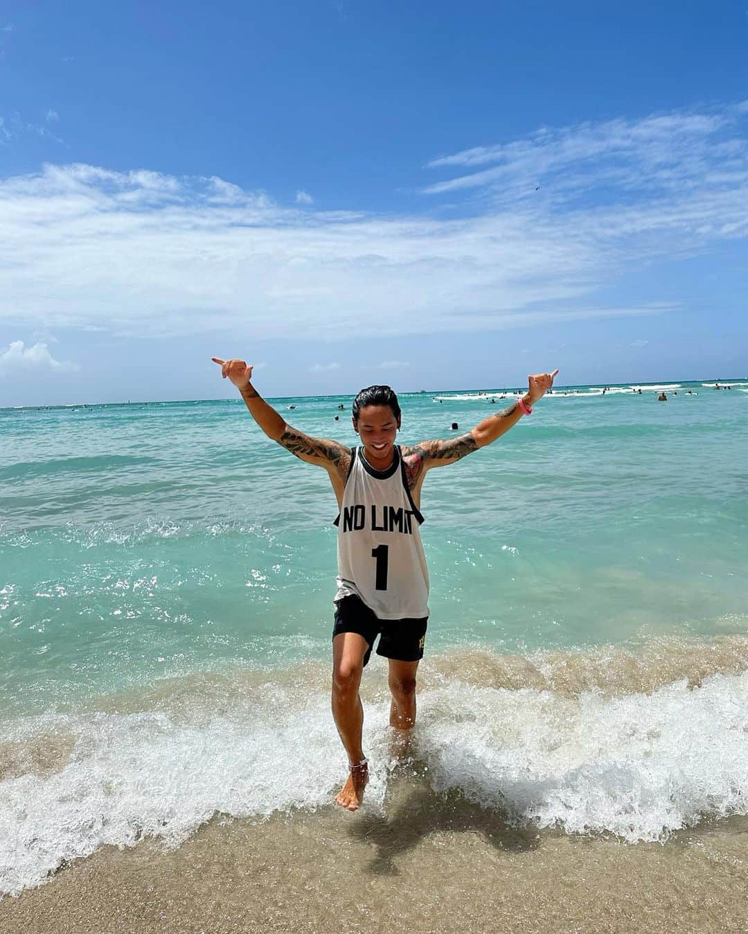 大志（DOWBL）さんのインスタグラム写真 - (大志（DOWBL）Instagram)「サーフィン三昧🏄‍♂️  毎朝6時に海見ながらビール飲む 贅沢過ぎる時間🤙  #hawaii #surfing」9月13日 10時23分 - taishi.s.n