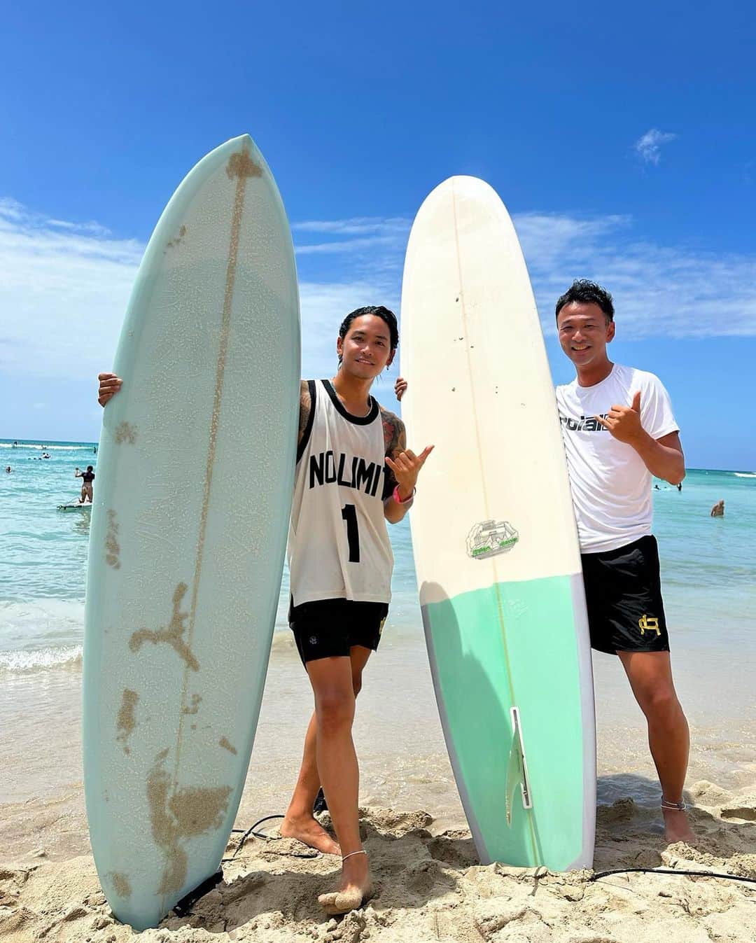 大志（DOWBL）のインスタグラム：「サーフィン三昧🏄‍♂️  毎朝6時に海見ながらビール飲む 贅沢過ぎる時間🤙  #hawaii #surfing」