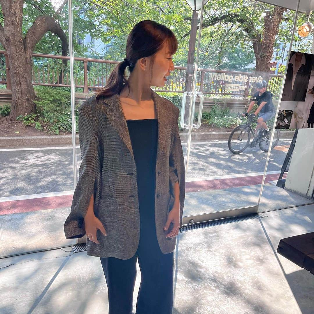 新井郁さんのインスタグラム写真 - (新井郁Instagram)「君に決〜めた、の一連。 を撮ってくれる優しいあっぴさん。😮‍💨  鳩胸代表の新井にも合うアイテムを 選んでくれるあっぴさん。🫶🏻  いつも楽しい優しいありがと☺︎ 届くの楽しみだなー🍁  @pasterip #パセリ #pasterip #2023aw」9月13日 10時34分 - araiiku_official