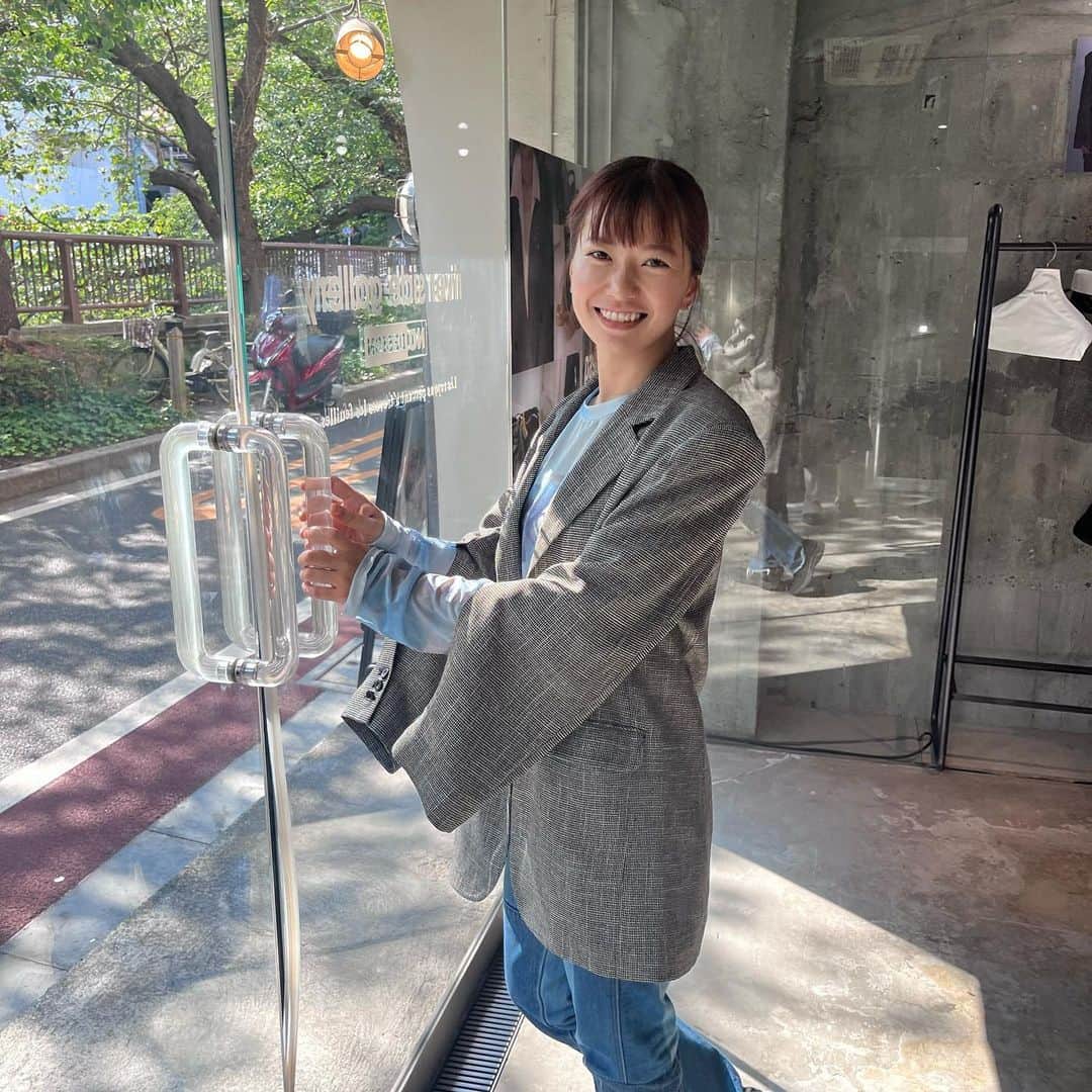 新井郁のインスタグラム：「君に決〜めた、の一連。 を撮ってくれる優しいあっぴさん。😮‍💨  鳩胸代表の新井にも合うアイテムを 選んでくれるあっぴさん。🫶🏻  いつも楽しい優しいありがと☺︎ 届くの楽しみだなー🍁  @pasterip #パセリ #pasterip #2023aw」
