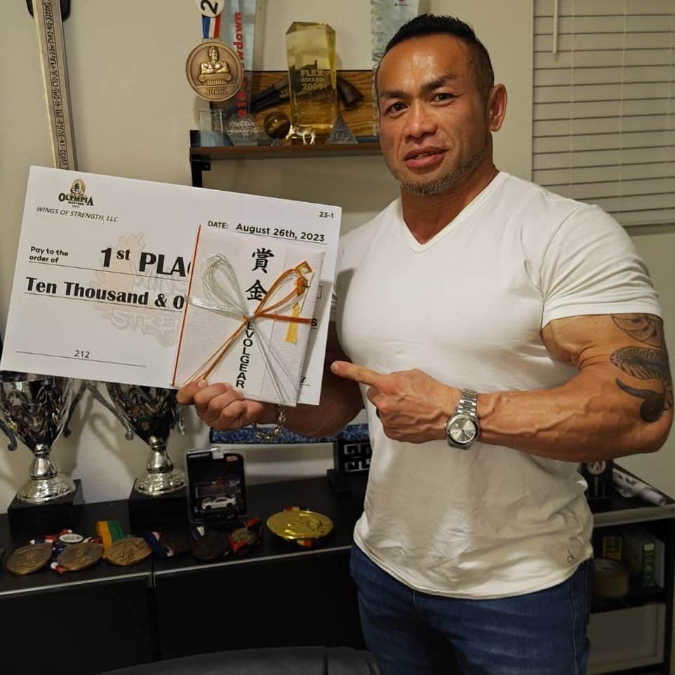 Hidetada Yamagishiさんのインスタグラム写真 - (Hidetada YamagishiInstagram)「I wanted to take this opportunity to thank my long time sponsor @evolgear for supporting not only myself but also entire @team_fwj for all these years.   @evolgear 様からマスターズオリンピア優勝お祝いをいただきました。私だけではなくFWJそしてフィットネス業界全体をサポートいただきありがとうございます。 #evolgear」9月13日 10時28分 - hideyamagishi