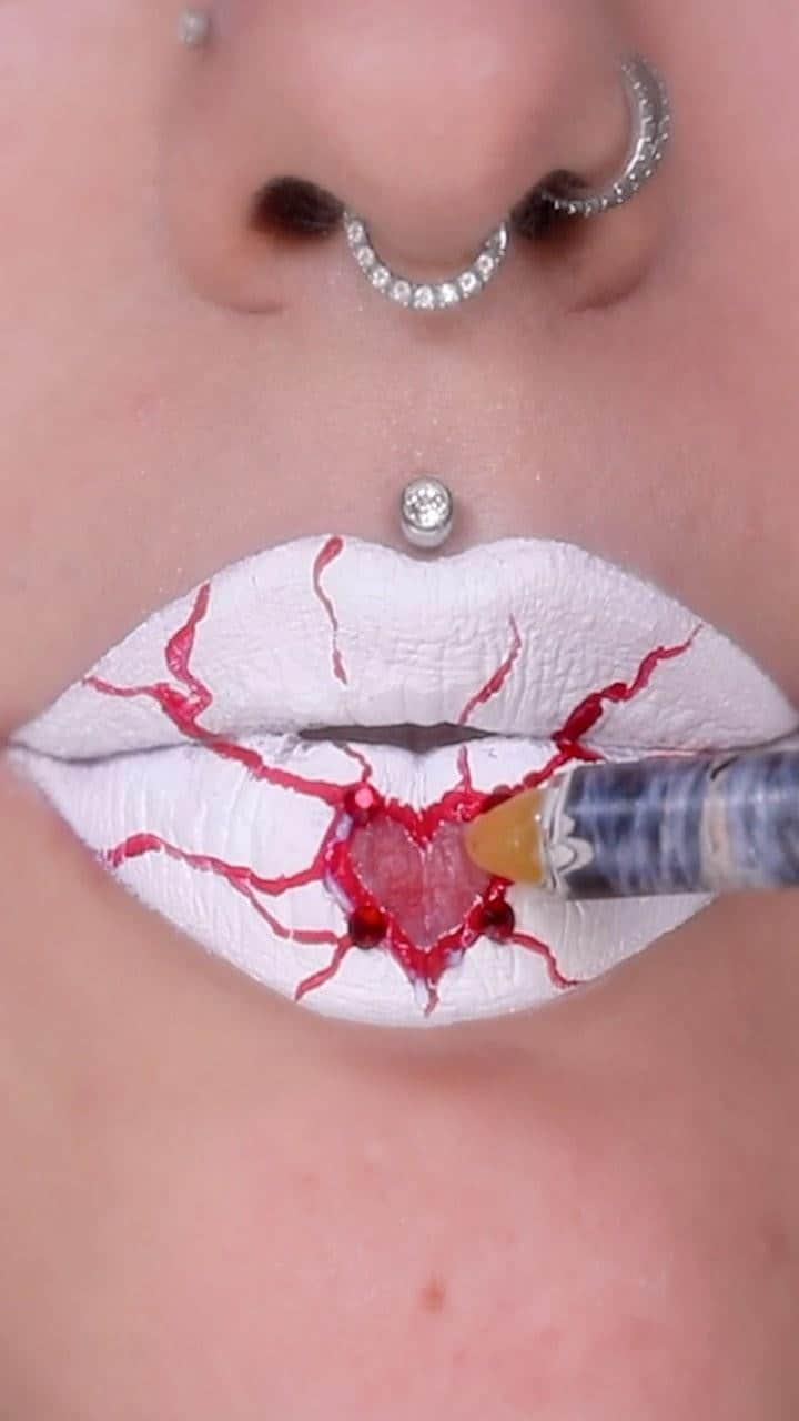 ヤスミナ・ダニエルのインスタグラム：「What would you call this lip? ❤️🩸   #lipstick #lipart #makeup #halloween #oddlysatisfying」