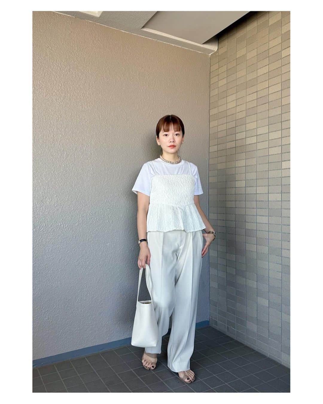 高山直子のインスタグラム：「🤍🤍 まだ暑いけど秋っぽさも楽しみたい！って時は素材遊びがオススメ。 重厚感のあるジャガード素材はカットソー合わせでも存在感が出て可愛いです◎冬はニットタートルとの重ね着も😍 今日はホワイトコーデ🐻‍❄️ アイテムはタグ付けしてます🏷️」