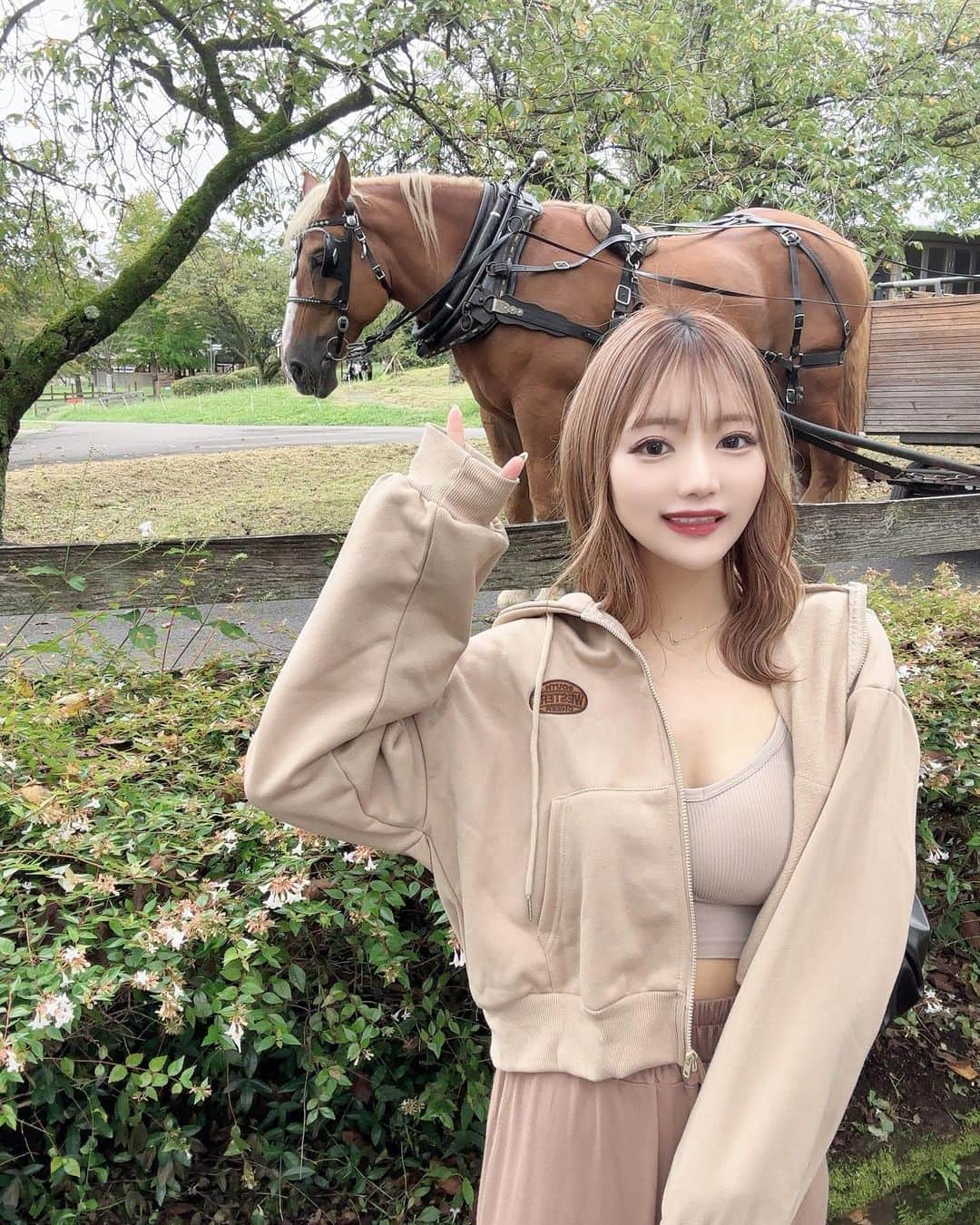 YUINAさんのインスタグラム写真 - (YUINAInstagram)「めちゃくちゃ可愛かった🐴🐑ꯁꯧ  けど、ここめっちゃ広くて… 歩くのに疲れすぎて帰り シンドかった😑💭((運動不足すぎ笑))  また行きたいなっっ🌟⋆꙳  TOPS： @shein_japan   クーポンコード：yuina01 割引率：お買い上げ金額1～5,999円まではセール価格より15%OFF、6,000円以上は20%OFFが適用されるよ◎ 利用期限：9月30日まで！！」9月13日 10時38分 - y_i_n35