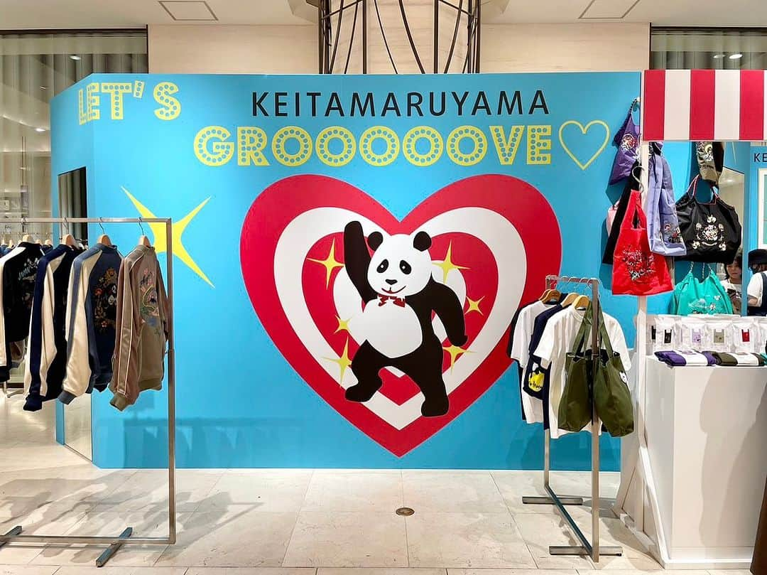 丸山敬太さんのインスタグラム写真 - (丸山敬太Instagram)「\ 本日初日 /  《 KEITA MARUYAMA ーLet's Grooooove ❤ー 》  KEITA MARUYAMA が、服だけでなく「衣」「食」「住」そして「コト」をジャンルを超えてキュレーション。  ゲーム・アニメで人気を集める作品「うたの☆プリンスさまっ♪」のアイドルとコラボした財布や、大阪のソウルフード「551 HORAI」のアイスキャンディーとコラボしたクーラーバッグやTシャツ、人気フォーチュンアドバイザー「イヴルルド遙華」との開運グッズなど、ファッションを超えたスペシャルコラボレーションをお披露目します。  更に、ケイタマルヤマのシグニチャーアイテムでもあるスカジャンに様々な刺繍の柄が選べる、スペシャルなカスタムオーダーイベントも開催いたします。  ファッションの持つパワーが交差する、まさにGrooveでカオス感満載のイベントです。　  ● KEITA MARUYAMA ーLet's Grooooove ❤ー 9/13（水）〜9/19（火） 阪急うめだ本店 1F コトコトステージ11  13日（水）16日（土）は、デザイナーの来店イベントも予定しております。 （※場合によっては中止の可能性がございます。）  ぜひこの特別な機会に、皆様のご来店を心よりお待ちしております。  ー📞お問い合わせ先🛒ー  【 KEITAMARUYAMA 阪急うめだ本店 】 〒530-8350 大阪府大阪市北区角田町8番7号 TEL: 06-6313-0605 （直通）  #keitamaruyama #ケイタマルヤマ #阪急うめだ本店 #popup #大阪 #イベント　#コトコトステージ #うたのプリンスさまっ #うたプリ  #551蓬莱 #551 #イヴルルド遙華 #開運グッズ  #カスタムオーダー #スカジャン」9月13日 10時38分 - keitamaruyama_official