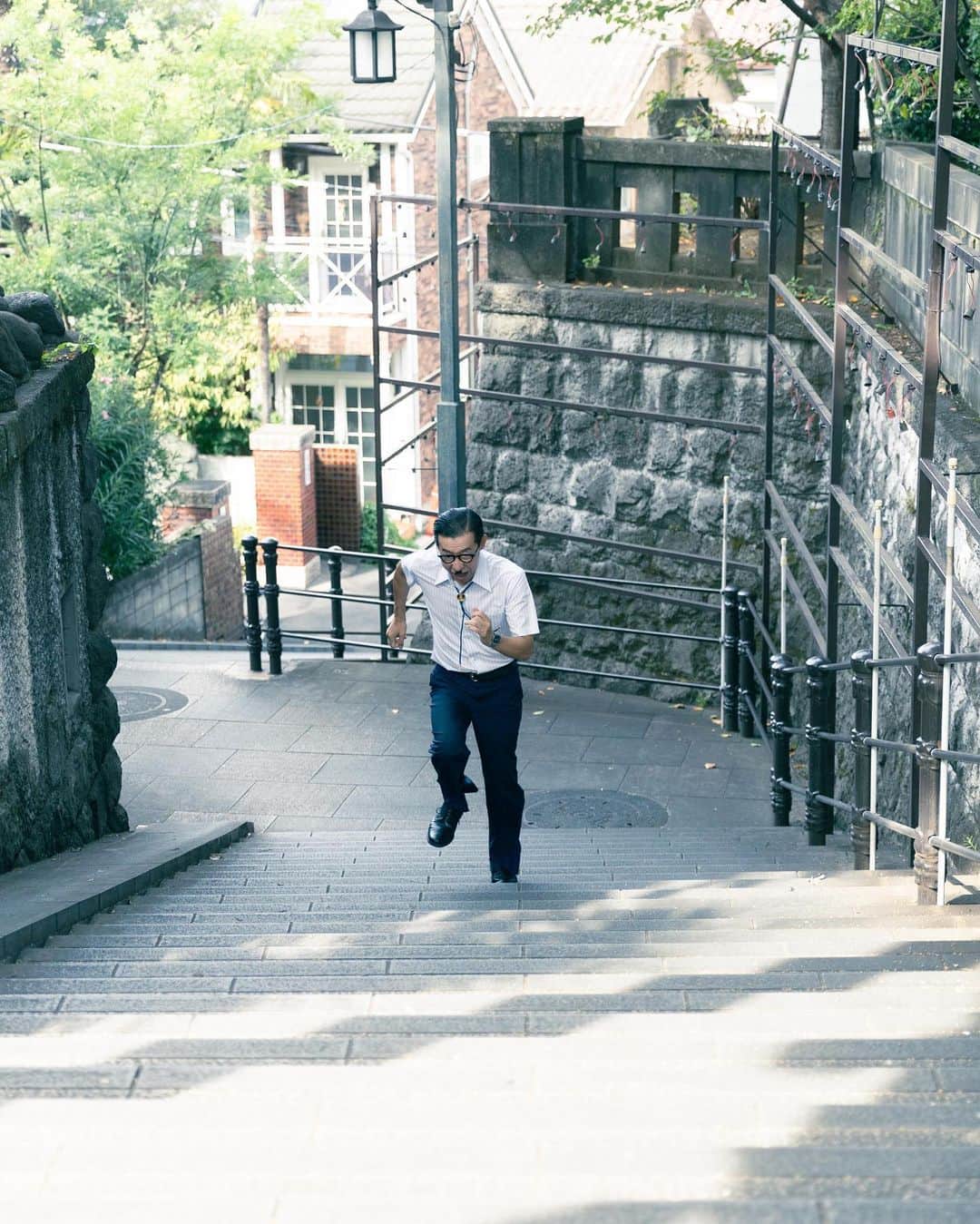 のインスタグラム：「四谷階段  #岩井ジョニ男 #ジョニ男 #ジョニスタグラム #jonistagram #イワイガワ #浅井企画 #サラリーマン #whitecollarwork #ninetofiver #東京 #四谷 #四谷怪談 #本当は怖い団地妻 #世にも奇妙な町中華 #仄暗い水森亜土 #八つ橋村 #社員ニング #オペラ座の球審 #パラパラサイト #羊たちに注目 #km01 #vintage_gentry  #ビンテージオーダースーツジェントリー  #instagram  #instagood  #model #cool #cooljapan」