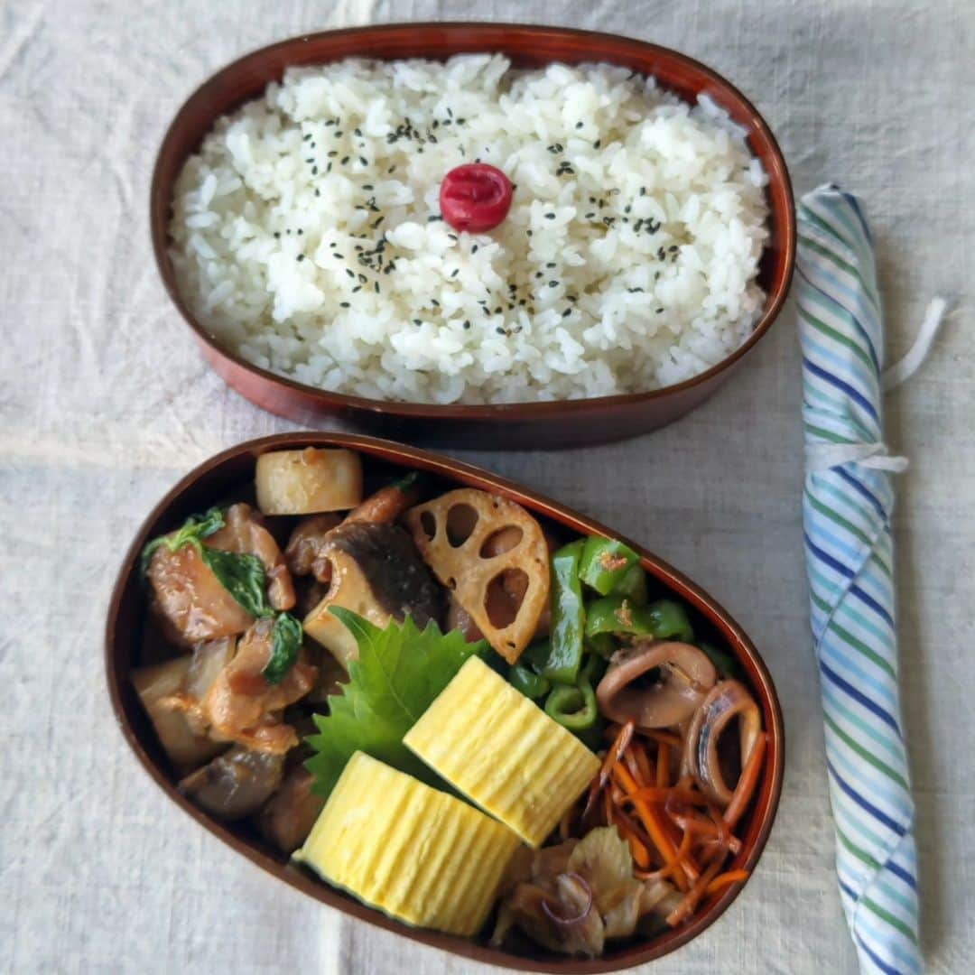 藤森夕子さんのインスタグラム写真 - (藤森夕子Instagram)「今日の親子弁当(^^) 早速、昨日レッスンで教わった三杯鶏とセロリの和物を作ってお弁当にしました！ 朝からバジルの爽やかな香りに癒され生姜やニンニク、ごま油に食欲刺激されてます👍  *三杯鶏　 *セロリの和物　 *だし巻き玉子　 *ピーマンおかか炒め　 *人参きんぴら　 *蓮根きんぴら  今日もしっかり食べてがんばろー(^^)  #お弁当#お弁当記録#息子弁当#男子高校生弁当#男子弁当#二段弁当#まげわっぱ#曲げわっぱ#部活弁当#スポーツ弁当#だし巻き玉子#台湾料理 #三杯鶏 #ていねいな暮らし#てづくりおべんと#和食#obento#lunchbox#japanesefood#cooking#オベンタグラム#毎日お弁当#今日のお弁当#高校生弁当#まげわっぱ弁当#お弁当クラブ#家族弁当#親子弁当#クロワッサン普段弁当#大館工芸社」9月13日 10時52分 - yukofujimori2525