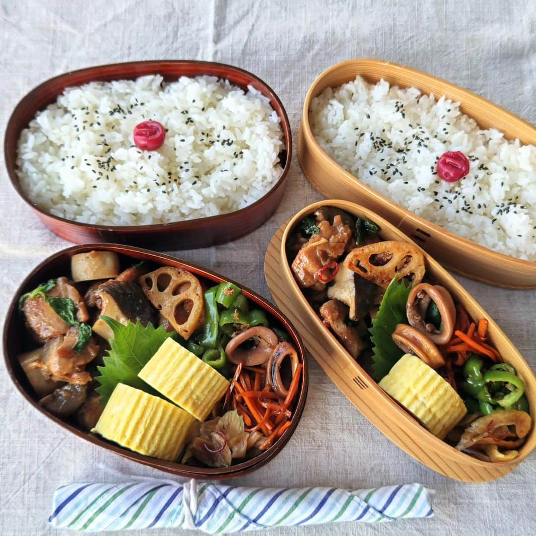 藤森夕子のインスタグラム：「今日の親子弁当(^^) 早速、昨日レッスンで教わった三杯鶏とセロリの和物を作ってお弁当にしました！ 朝からバジルの爽やかな香りに癒され生姜やニンニク、ごま油に食欲刺激されてます👍  *三杯鶏　 *セロリの和物　 *だし巻き玉子　 *ピーマンおかか炒め　 *人参きんぴら　 *蓮根きんぴら  今日もしっかり食べてがんばろー(^^)  #お弁当#お弁当記録#息子弁当#男子高校生弁当#男子弁当#二段弁当#まげわっぱ#曲げわっぱ#部活弁当#スポーツ弁当#だし巻き玉子#台湾料理 #三杯鶏 #ていねいな暮らし#てづくりおべんと#和食#obento#lunchbox#japanesefood#cooking#オベンタグラム#毎日お弁当#今日のお弁当#高校生弁当#まげわっぱ弁当#お弁当クラブ#家族弁当#親子弁当#クロワッサン普段弁当#大館工芸社」