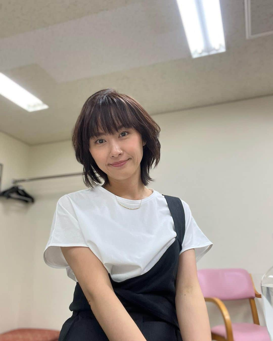 山口もえのインスタグラム：「・  次のお仕事まで時間が空いて 楽屋で暇をもてあます女 横向き、頭を刺激からの大あくび…笑 朝5時半起きはこの時間眠くなるんだなぁ⏰ 週の真ん中水曜日 あと半分頑張りまっしょい！！  #tv #仕事 #あくび が #止まらない #笑」