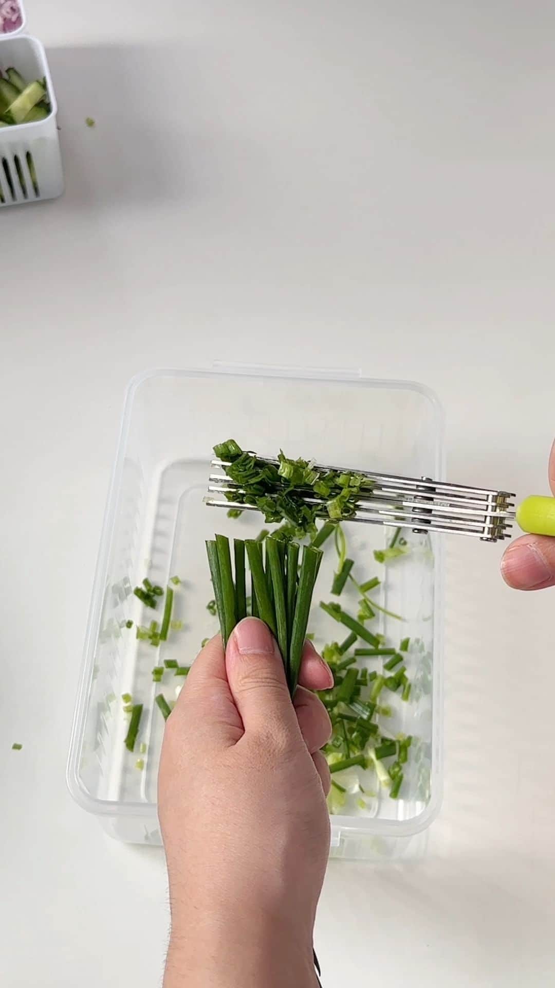 SHEINのインスタグラム：「Chop time off of your prep game... by a fivefold! 🌿✂️ Our 5-blade herb scissors are shear perfection when it comes to making quick, uniform cuts 🔪💫   🔎 20108303  #SHEIN #SHEINforAll #SHEINstyle #fashion #chic #saveinstyle」