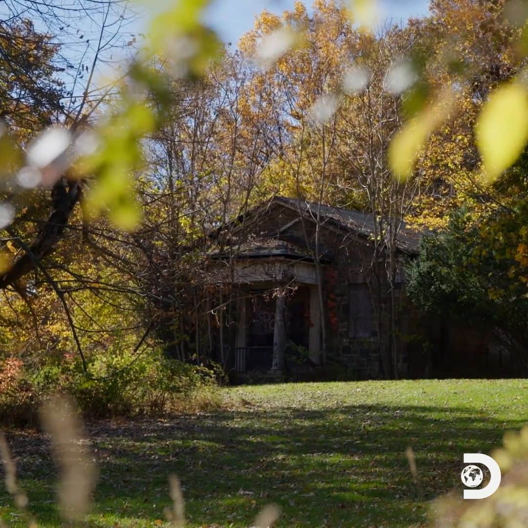 Discoveryのインスタグラム：「Just outside New York City, this now-abandoned village hid dark secrets for more than half a century.   An all-new #MysteriesOfTheAbandoned: Hidden America starts right now on Discovery.」