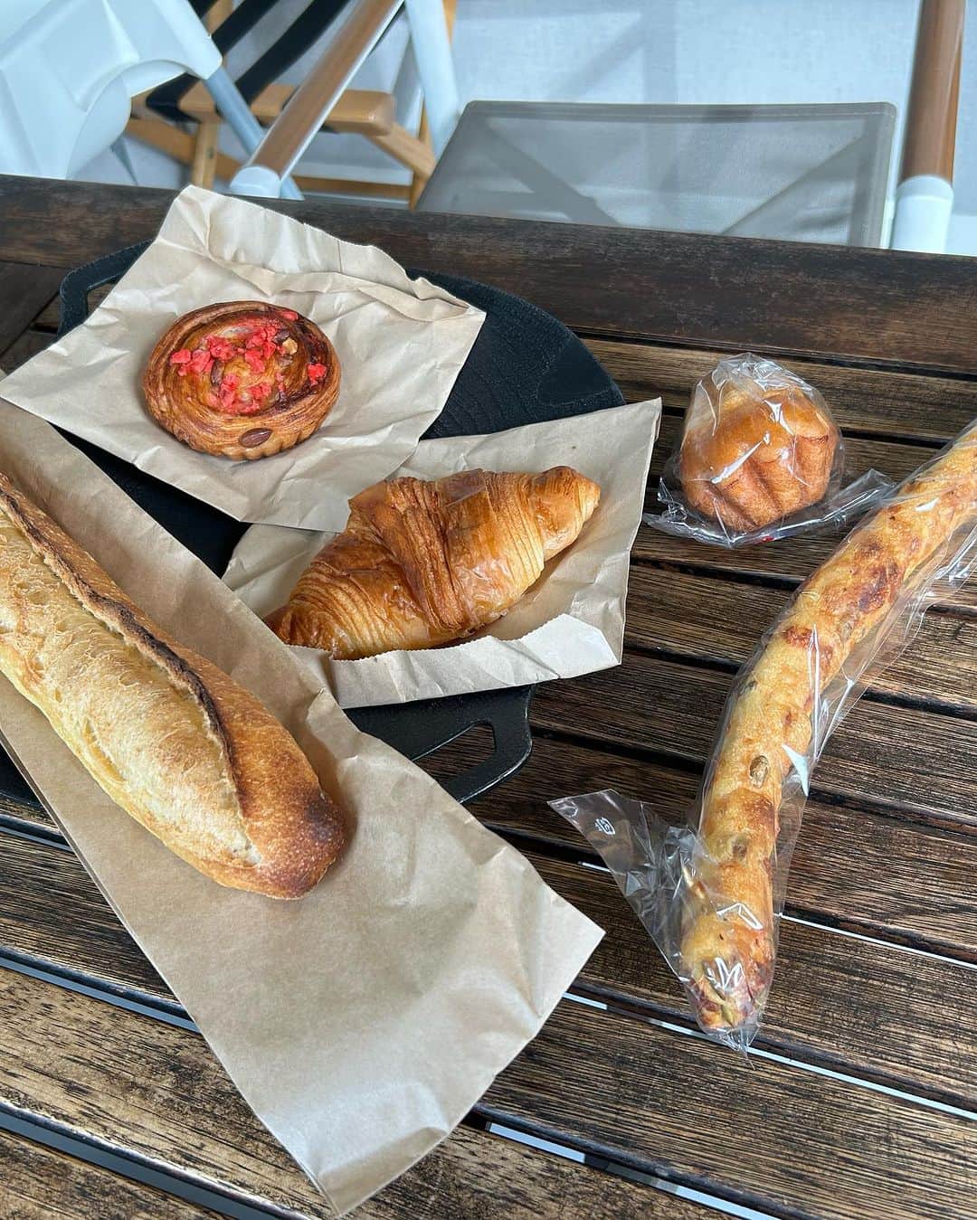 世手子さんのインスタグラム写真 - (世手子Instagram)「Enjoy authentic French bread in Japan🥖🥐🥯 Lots of stylish and wonderful breads🍞🥪 Enjoy your bread life(*≧∀≦*)  東京根津の下町で営むフレンチスタイルの #ブーランジェリー へ 本場フランスの味が楽しめます(*^_^*) @les_initie  #レジニシエ #バゲット#パン屋巡り #パン好きな人と繋がりたい #グルメ好きな人と繋がりたい #根津グルメ #東京グルメ 楽しんだよ(*☻-☻*) 美味し過ぎてびっくり(*^▽^*) イチオシの バゲットトラディション も美味しい(^^) クロワッサン　プラリネロゼ　ブリオッシュアテット そのままでも全然美味しかった(^_^) イチオシは #フィセルアペロ が美味しくてびっくり(=´∀｀) めっちゃ #バンライフ 楽しめるよ(*´ー｀*)是非行ってみてね(⌒▽⌒) #バゲットトラディション #フランスパン #フランス好き #パン好き #取材協力」9月13日 11時01分 - rojide
