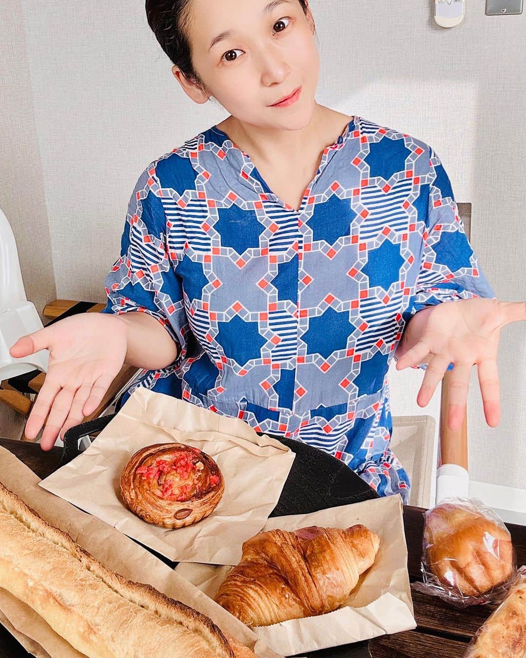 世手子さんのインスタグラム写真 - (世手子Instagram)「Enjoy authentic French bread in Japan🥖🥐🥯 Lots of stylish and wonderful breads🍞🥪 Enjoy your bread life(*≧∀≦*)  東京根津の下町で営むフレンチスタイルの #ブーランジェリー へ 本場フランスの味が楽しめます(*^_^*) @les_initie  #レジニシエ #バゲット#パン屋巡り #パン好きな人と繋がりたい #グルメ好きな人と繋がりたい #根津グルメ #東京グルメ 楽しんだよ(*☻-☻*) 美味し過ぎてびっくり(*^▽^*) イチオシの バゲットトラディション も美味しい(^^) クロワッサン　プラリネロゼ　ブリオッシュアテット そのままでも全然美味しかった(^_^) イチオシは #フィセルアペロ が美味しくてびっくり(=´∀｀) めっちゃ #バンライフ 楽しめるよ(*´ー｀*)是非行ってみてね(⌒▽⌒) #バゲットトラディション #フランスパン #フランス好き #パン好き #取材協力」9月13日 11時01分 - rojide