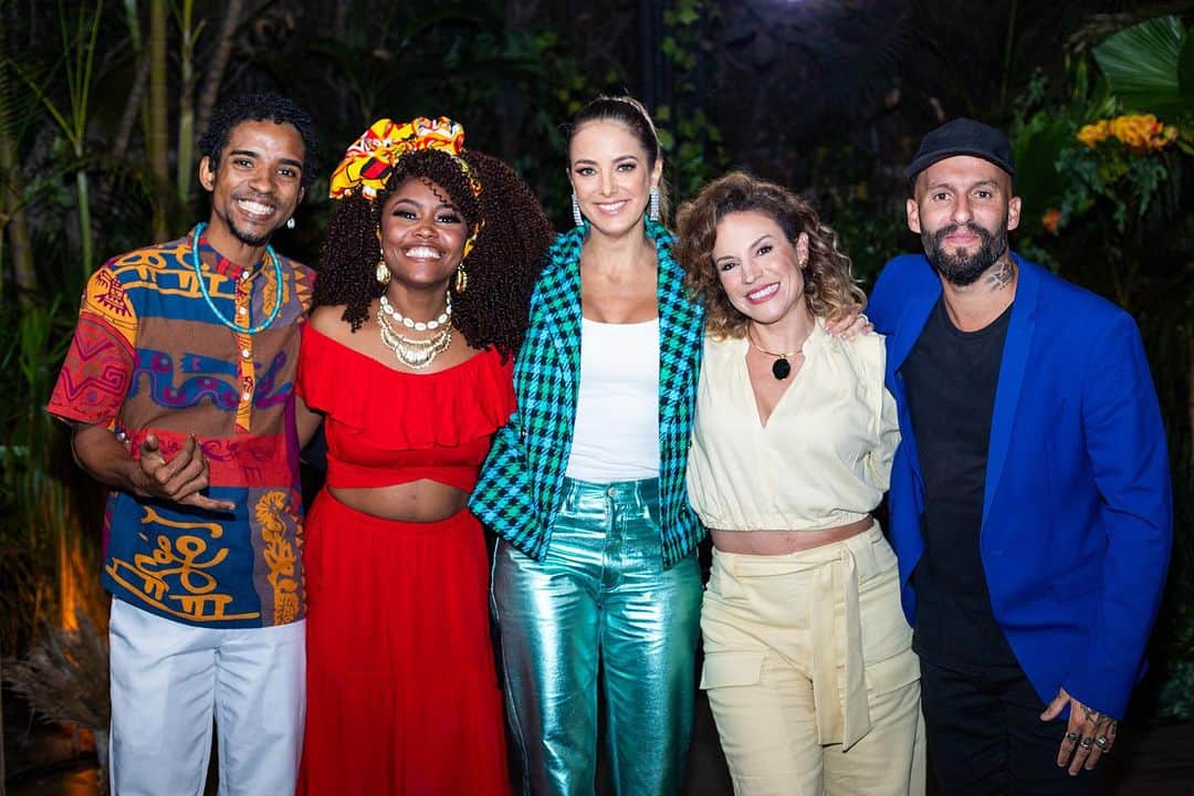 Tic iPinheiroのインスタグラム：「Último dia do “Troca de esposas” dessa temporada!!! Agora  na @recordtvoficial !!! Muito obrigada a @recordtvoficial pela oportunidade mais uma vez em apresentar esse programa pela terceira temporada, um programa que amo fazer. Obrigada a @endemolshinebr pela parceria, ao @rodrigomcarelli , ao meu diretor @edupupo pelas dicas, ensinamentos e parceria novamente. A equipe de produção top demais que cuidou de todos os detalhes, a técnica maravilhosa que viajava com a gente para todo canto, aos participantes que toparam esse desafio e com certeza sairam mais enriquecidos no amor e na vida, a minha maquiadora e amiga @giovannabotelhomakeup e minha camareira @valdelicepereiranascimento que entraram nessa aventura com muitas viagens, pouco sono e muita doação , cuidando de mim , para que tudo fosse um sucesso, a minha produtora Camila @caamis.souza que quebrou todos os galhos nessa temporada … enfim… a todos que direta ou indiretamente fizeram parte desse projeto incrível!!! Que venha a próxima ❤️ #gratidao」