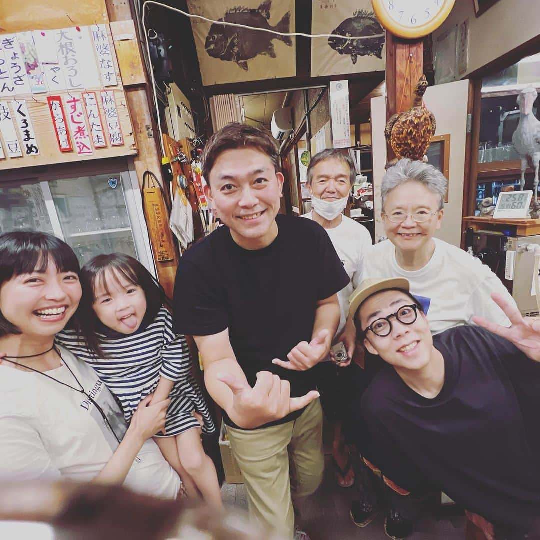 小塚舞子さんのインスタグラム写真 - (小塚舞子Instagram)「. . 高知おすすめ酒場「竹内酒店」  こちらは高知のパワースポットです。 お魚がおいしくて 少食四歳児が飲み込むようにお刺身を食べます。 エビフライは大きなぷりぷりのエビに カラッと油切れの良い衣。もちろんさくさく。 手づくりのタルタルソース(これだけでお酒飲める)を絡めれば 尻尾までペロリといただけます。 トロンと上品な味わいのしめさばは 今すぐ三田村さんに届けたい。 とにかくお料理とお酒が全部おいしいのです。  我が家は、高知についてまず竹内酒店に向かいます。 初日はその場にいた全員としゃべりました。  「日本酒はこれがおいしいよ。ほぼ水よ。ちょっと飲んでみ」 「そっちの人、これから予定があるみたいやき、うちらはええから先に料理出してあげて」  高知満載の会話が繰り広げられる中、 新しく家族連れのお客さんが入ってきました。 前回の高知旅で「東風(トンプー)」というお店の前で 謎にベロベロで集合写真を撮った家族でした(Meets8月号に載ってるよ)。 たしか、私たちが東風に入ろうとしたけど満席で諦めかけていたところ  「うちらはもう出るから、入れてあげて！」  と席をかわってくれて 何となくそのまま店前で話し始めて 盛り上がって写真を撮ったのです。 どういう状況や。  子どもたちは一緒にお絵描きしたり 大人たちもやっぱりみんなでしゃべって楽しいお酒を飲んで。 また会おうねと連絡先まで交換しました。 ちょうど竹内酒店に向かう途中、 夫に「前回東風で会った人にまた会えないかな、会える気がするな」と話していたのです。 こんなミラクルが起こるなら… と、2日目も竹内酒店へ。  前日に、カツオの稚魚「しんこ」を買いに行くと お父さんが言っていたのですが とても小さいうえに高くて買えなかったそう。 「ごめんな〜。でも、いいカツオはあるき！」 「じゃあカツオください！あ、しんまい(本マグロの稚魚)はありますか？」 「ちょうどなくなってもうてん！ごめん！」  すると隣にいたお客さんが、 「あ！県外から来てるんやろ？うちらはいいから、こっちの人にあげて！」  でも前日にしんまいは味わっていたので遠慮して カツオや煮込みを食べていると 隣に座っていたお客さんは 最近メイドインアリサちゃんが高知旅をしたときに 出会って良くしてもらったと聞いていた方だったことが判明。 どうなってんの、竹内酒店。  そして三日目。 私たちは竹内酒店と同じく愛する高知の酒場「とさ」へ。 そこで乾杯する予定だったMeetsの編集者さんは、先に竹内酒店に寄って飲んでいますと連絡をくれました。  「とてもいい店でした」と、とさに集合して 高知の友人たちも集まりお酒を飲んでいたら とさの扉をガラッと開けて竹内酒店のお父さんが入ってきました。  「これ、ビール代！」 そう言って小さな封筒を手渡し、急いで出ていかれました。  竹内酒店のお父さんは MeetsRegional8月号の 「小塚舞子の高知ごはん日記」に掲載したのを とても喜んでくれていて、 Meetsを持っていけば生ビールを一杯サービスすると 話してくれていたのです。  これはなんと、そのビール代。  「一杯サービス」するのを編集者さんに忘れていたからと 「このあと、とさに行く」という言葉を頼りに わざわざ持ってきてくれました。  ほんとうに旅人に優しい高知の皆さん。 感動して栗焼酎がすすみまくる我々。  高知では酔っ払って植え込みで寝ていると ペットボトルの水が何本か置かれているそうです。  「起きたら飲んでね」と。  大阪の植え込みで酔っ払って寝た夫は 身ぐるみ剥がされて帰ってきたよ😇  長くなりましたが まず訪ねて欲しい竹内酒店。 大人にも子どもにも優しい素敵な酒場です。  写真最後のウーロン茶は 1日目にうたちゃんが途中まで飲んで残していたのを 翌日まで冷やしてくれておいたもの。 「今日来なかったら捨てようと思ってたき、よかったわ」 ですって。 もう一回ウーロン茶のお金取れるのに。 見習わないといけないところがたくさんです。  #高知旅日記 #かみぬま家の高知旅 #竹内酒店」9月13日 10時57分 - kozukamaiko