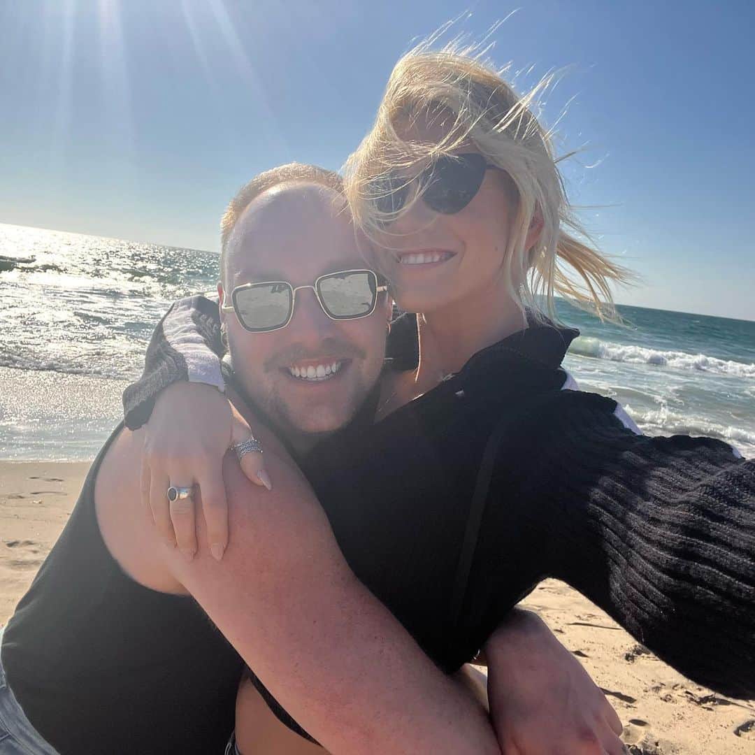 キャサリン・マクナマラのインスタグラム：「Happiest of birthdays to the light of my life @jaykeworkman ! Brother darling you are the melody to my lyrics, the sunshine to my blue skies, the sugar to my spice, the Marilyn to my Audrey… I love you more than words can say. You make me the proudest sister with every single thing you do. You are strong, beautiful, clever, hysterical, thoughtful, talented, kind, and have the biggest heart I have ever known. I cherish every one of our memories from midnight Taco Bell feasts to BEYONCE concerts. I can’t wait for a lifetime of more adventures with you. Here’s to you, my Virgo queen!」