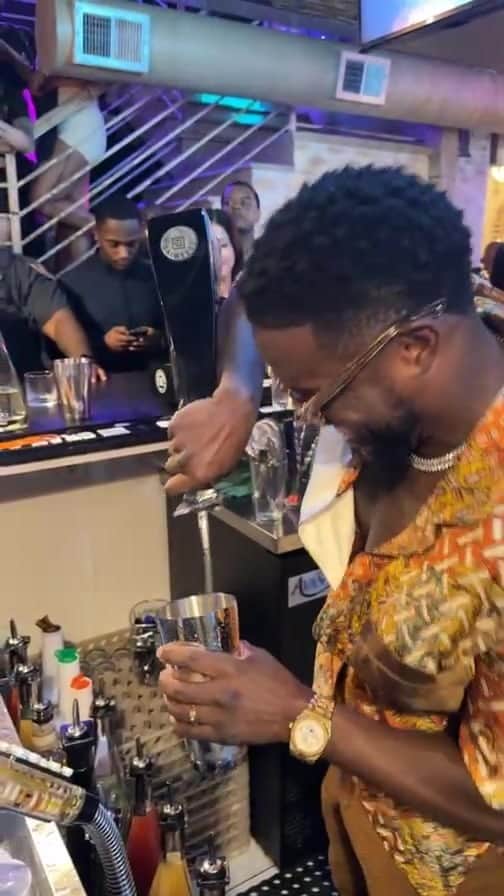 ケビン・ハートのインスタグラム：「I’m a bartender at heart!!!!! @grancoramino is a tequila for the people!!!!!! I love celebrating you guys!!!! Hard Work Taste Different…. Celebrate yours correctly Damn it!!!! Do it with @grancoramino」