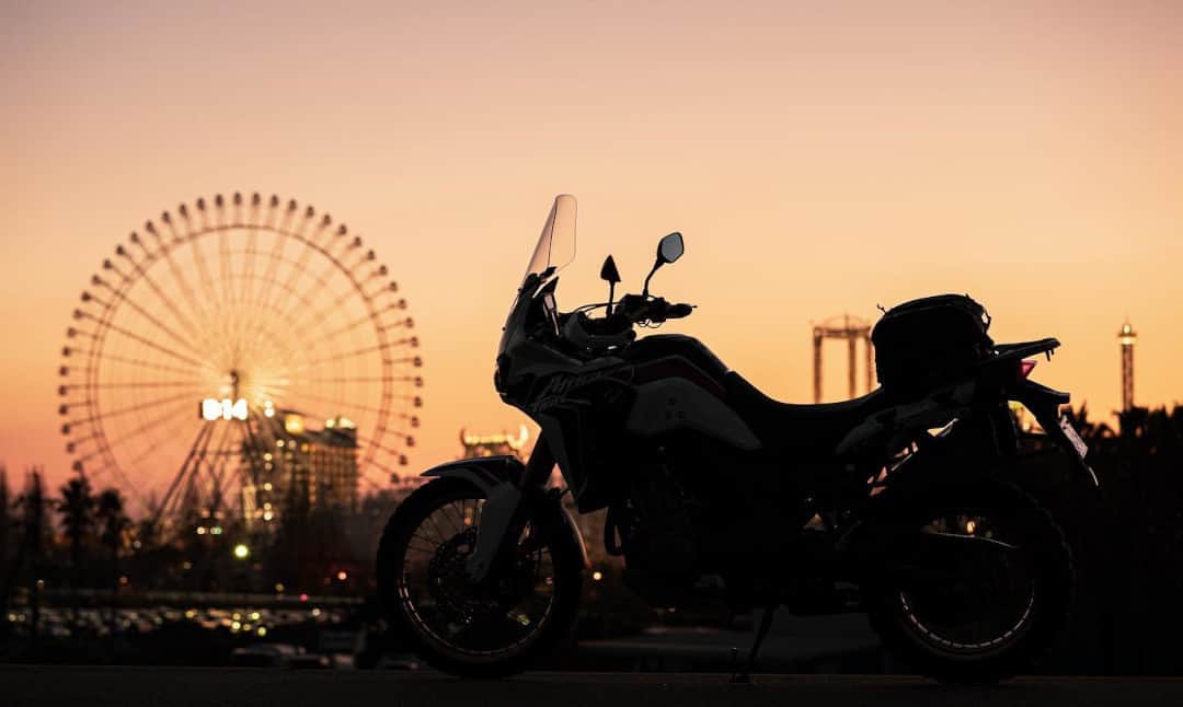 Honda 本田技研工業(株)さんのインスタグラム写真 - (Honda 本田技研工業(株)Instagram)「夕焼け空に写る愛車のシルエットを投稿いただきました！ 辺り一面の温かい色味に癒されますね😊 . Photo by @ohs77 , @tomo_12_dec . #MeandHonda #Honda #thepowerofdreams #バイク #bike #HondaBike #ホンダ好きと繋がりたい #CRF1000L #アフリカツイン #AfricaTwin #クロスカブ #クロスカブ110 #バイクのある風景 #愛車のある風景 #愛車撮影 #ツーリング #ツーリング好きな人と繋がりたい #ツーリングスポット #Hondalife #carphotography  #hondagram . 本アカウントでは、「 #MeandHonda 」をつけてInstagramに投稿された皆さんの写真を紹介させていただきます。 9月は夕暮れをテーマにした写真をご紹介します。 10月のテーマはNシリーズの予定です。ぜひご投稿ください！ . 思い出の写真や自宅付近で撮影された写真など、たくさんのご投稿をお待ちしています。」9月13日 11時00分 - hondajp