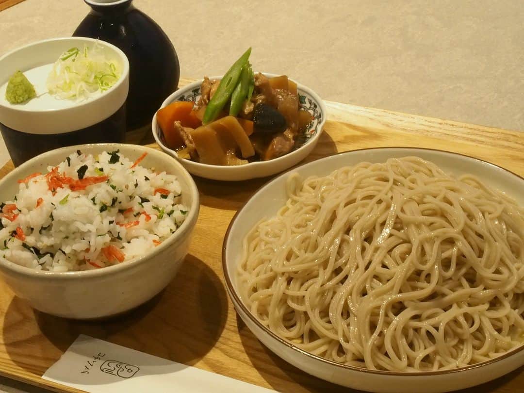 ナッセ福岡 編集部 (旧めさーじゅ) のインスタグラム：「今知りたい！今日食べたい！博多ランチ7選をご紹介！🍽️  【30食限定！日替わりセット(そば/日替わりおかず・ごはん)／930円】  つるつるモチモチの十割そばをカジュアルに楽しめるお得なランチセット🎶  秋田・青森十和田産のそば粉を使用し、小麦粉などのつなぎを一切使わない十割そばが食べられるコチソバ。冷たいそばから温かいそばまで種類豊富。日替わりセットや期間限定のメニューも揃い、いつ来てもさまざまなそばを楽しめる。昼呑みセットで楽しんだ後に、そばで締めるのもおすすめ😋🍺  詳細は、プロフィールのリンクをチェック😉❣️  【店舗情報】 コチソバ 博多店 092-409-6539 住／博多区博多駅前3-19-22 営／11:00～22:00 休／日曜・祝日 決算方法／現金・カード・QR テイクアウト／あり 予算／680円～   #博多グルメ #福岡ランチ #博多ランチ #博多駅前ランチ #fukuoka #fukuokagourmet #fukuokafood #蕎麦 #そば #コチソバ #コチソバ博多駅前店」