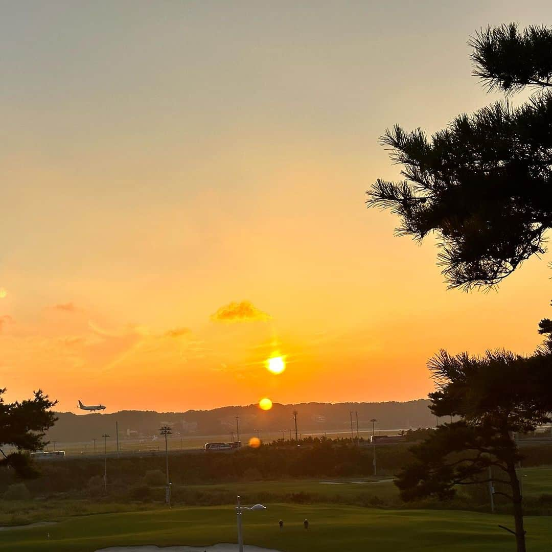 澤野井香里さんのインスタグラム写真 - (澤野井香里Instagram)「日差しも落ち着いて涼しい夕方のプールはサンセットがすごく綺麗✨  行き交う飛行機✈️を眺めながらプール&ジャグジー🏊  乗り物好きな子供達は飛行機が目の前をビュンビュン飛んでいてずっと興奮してる😉  初日は宿泊者専用プールへ⛱️  #ks_23✨ #ks_trip_🇰🇷 #海外旅行 #家族旅行 #韓国旅行 #韓国 #ソウル #仁川 #仁川空港 #パラダイスシティ #こどもとおでかけ #男の子ママ #女の子ママ #ママライフ #ママリ #コドモノ  #7歳 #4歳 #👦🏻👧🏻 #S⭐️_ #M🍒_  #s⭐️m🍒 #korea #seoul #paradisecity #🇰🇷」9月13日 11時09分 - kaori_sawanoi